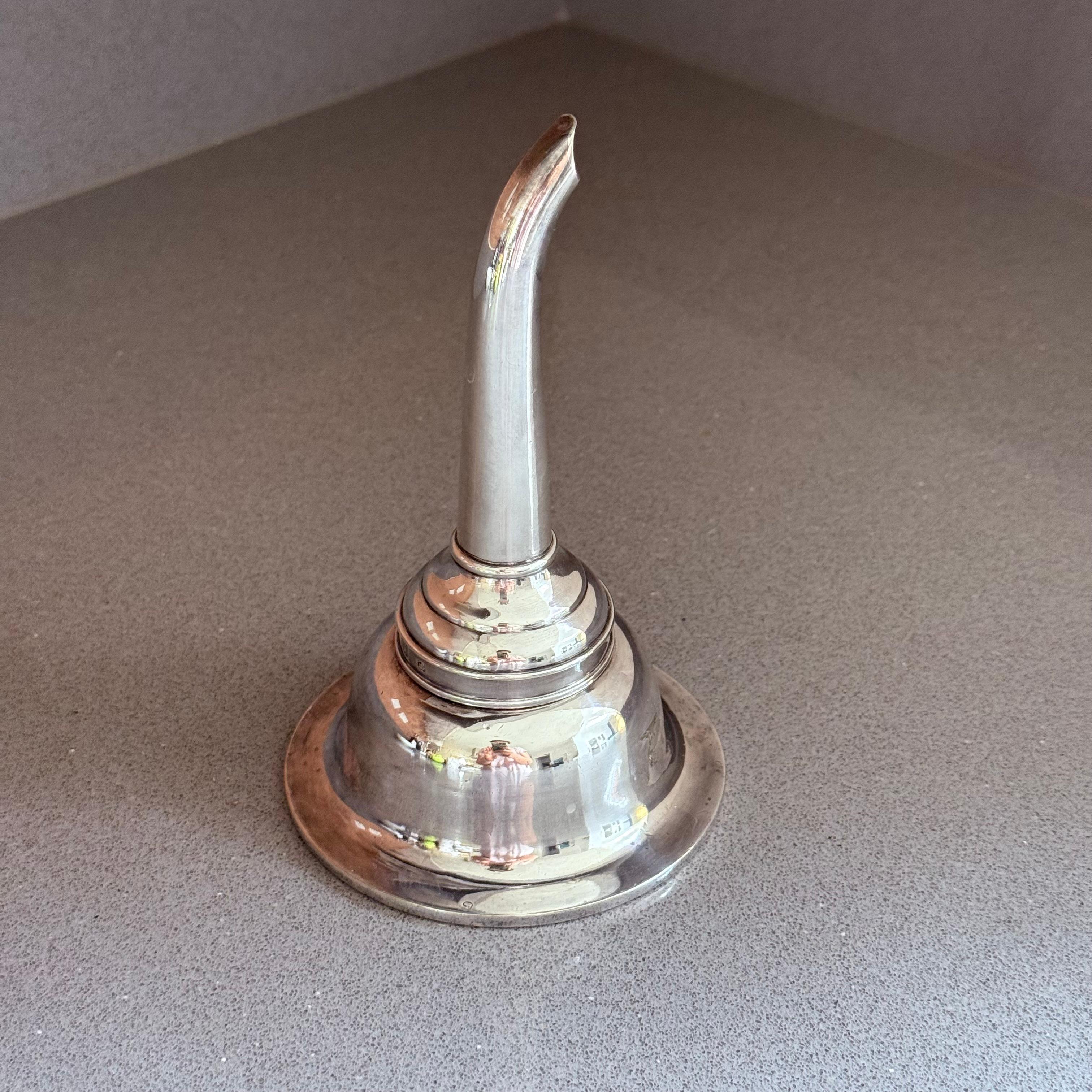 Art déco Entonnoir à vin exquis en argent sterling ancien, poinçonné, doré, d'une qualité exceptionnelle. en vente