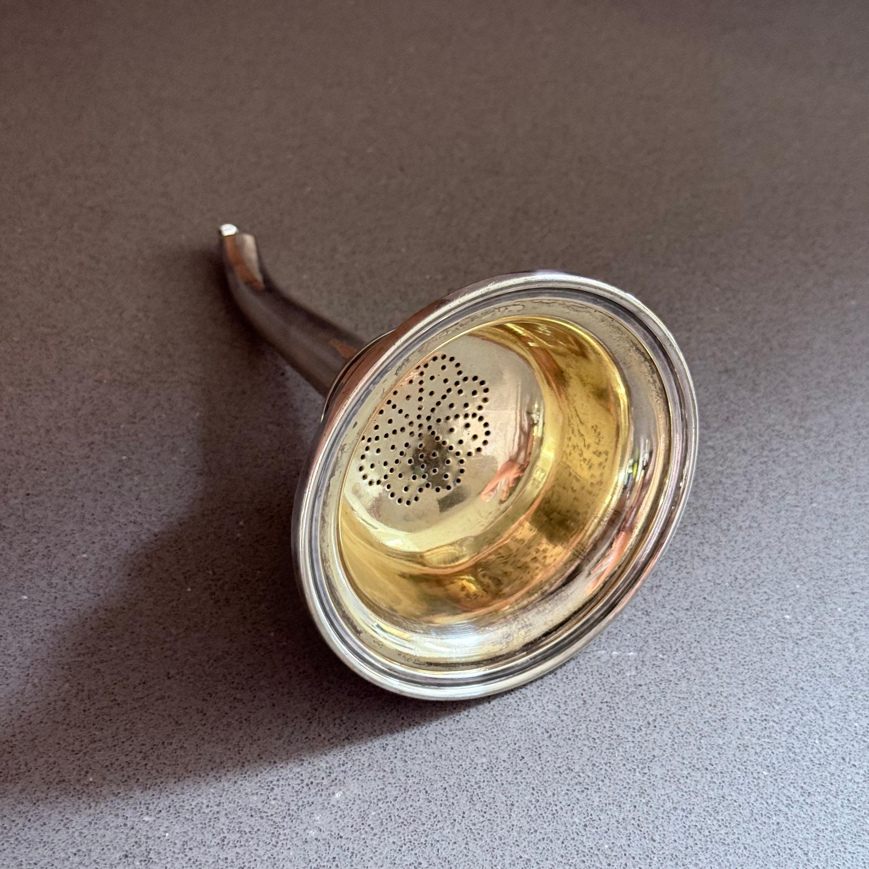 Entonnoir à vin exquis en argent sterling ancien, poinçonné, doré, d'une qualité exceptionnelle. en vente 1