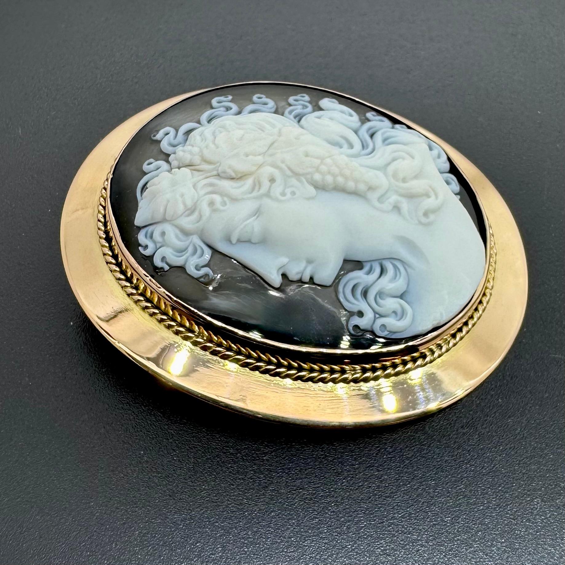 Exquisite antique Victorian agate cameo brooch in an elegant gold frame In Excellent Condition For Sale In MELBOURNE, VIC