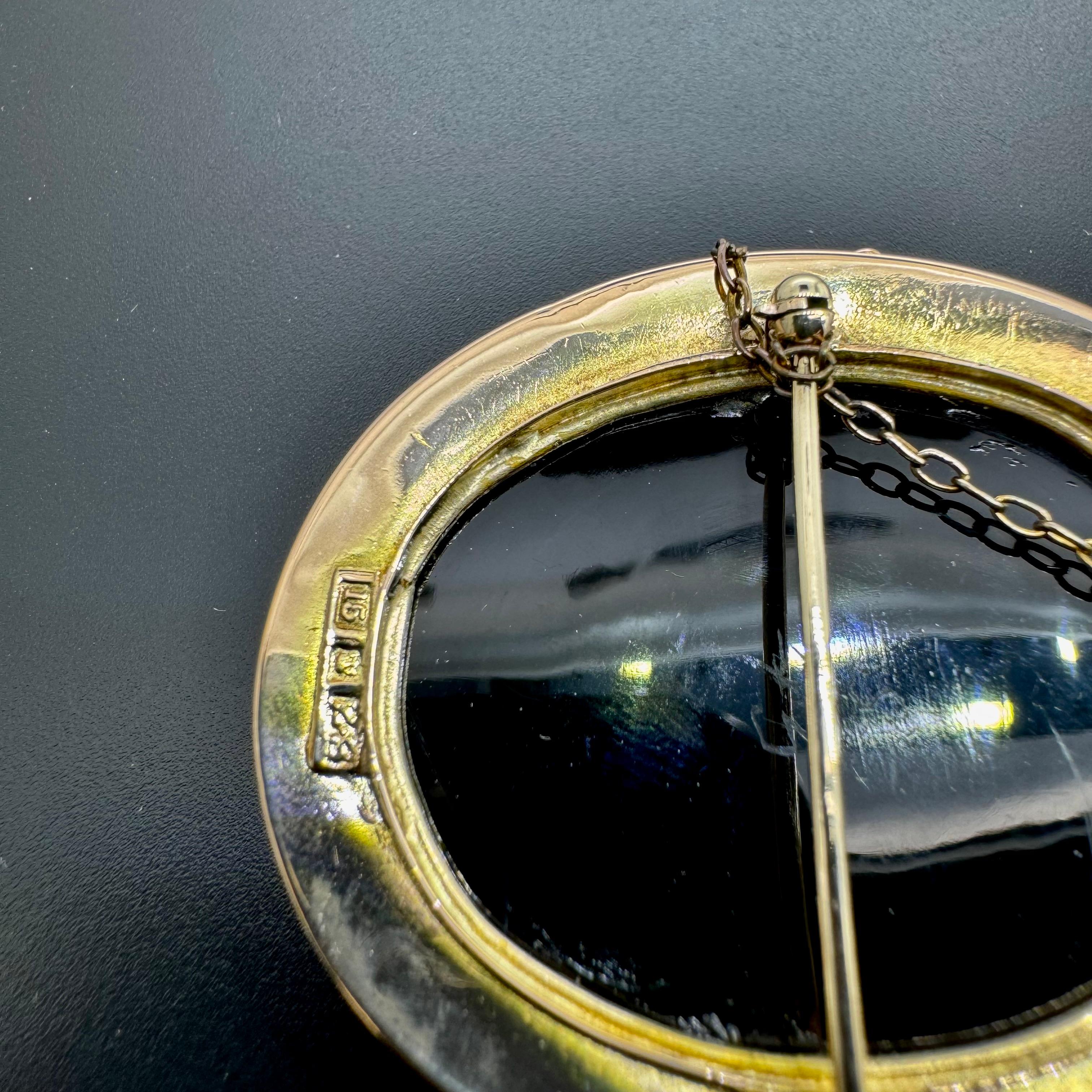 Women's or Men's Exquisite antique Victorian agate cameo brooch in an elegant gold frame For Sale