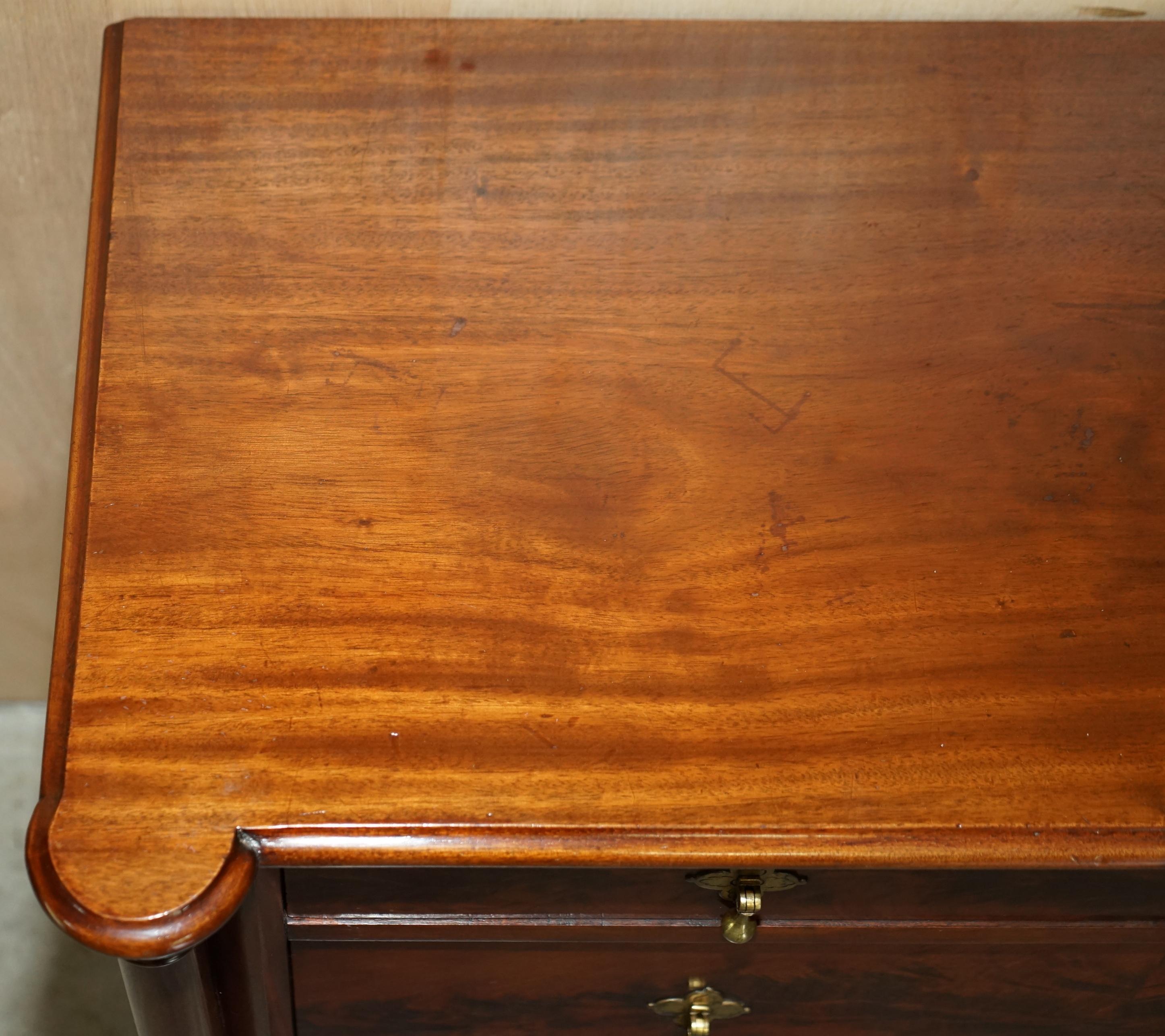 Magnifique commode victorienne ancienne en bois de feuillus flammé avec roulettes en porcelaine en vente 3