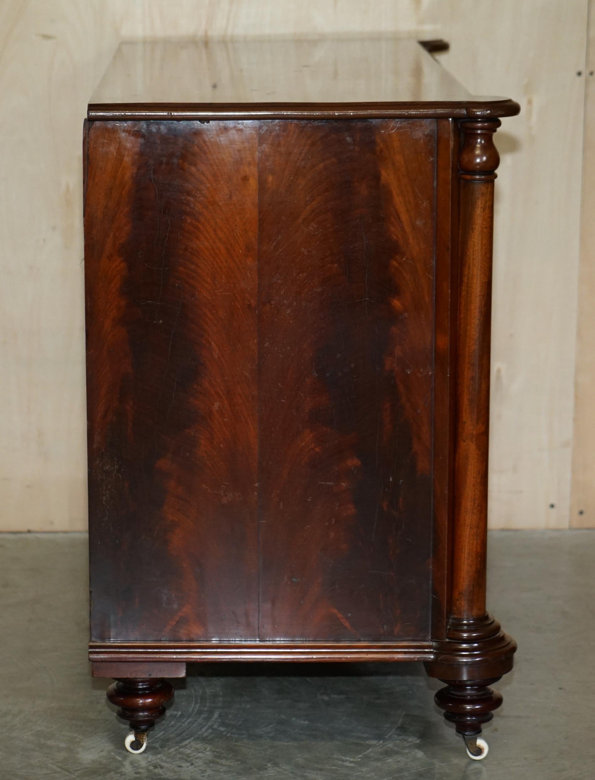 Magnifique commode victorienne ancienne en bois de feuillus flammé avec roulettes en porcelaine en vente 5
