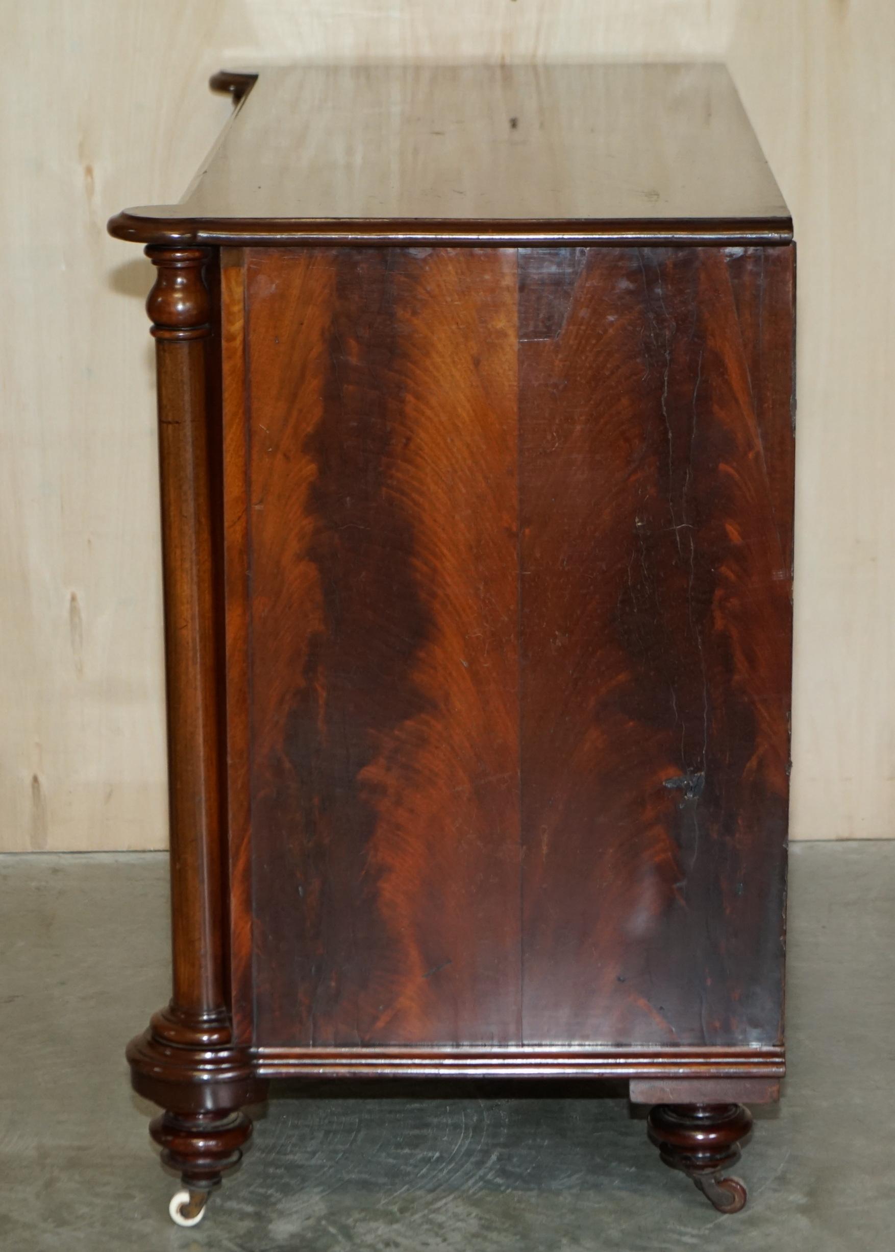 Magnifique commode victorienne ancienne en bois de feuillus flammé avec roulettes en porcelaine en vente 7