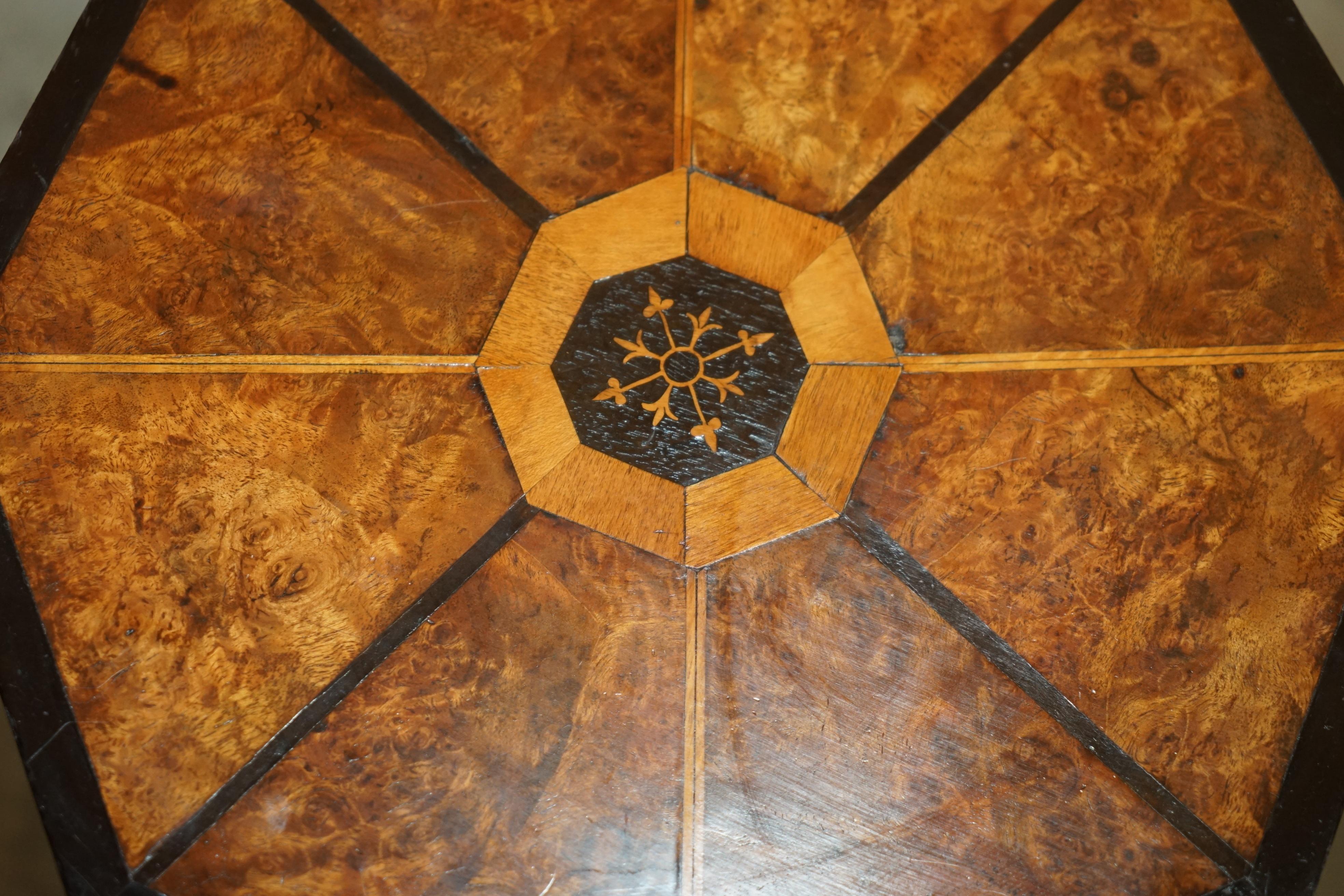 EXQUISITE ANTIQUE VICTORIAN HEXAGONAL BURR WALNUT THREE TIERED SiDE END TABLE In Good Condition For Sale In West Sussex, Pulborough