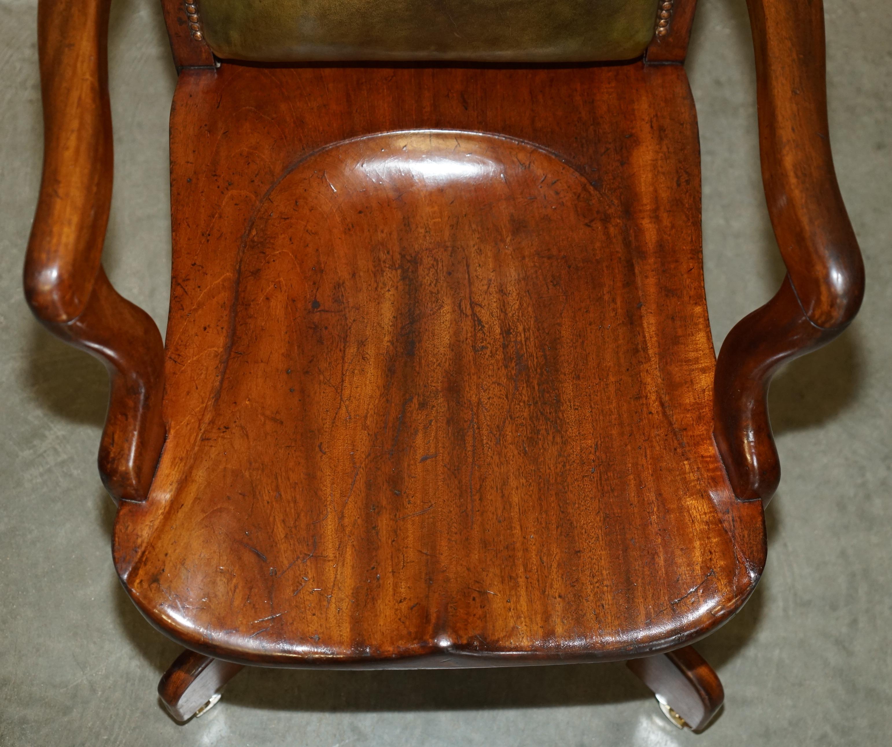 EXQUISITE ANTIQUE VICTORIAN HILLCREST GREEN LEATHER OFFICE SWIVEL ARMCHAiR In Good Condition In West Sussex, Pulborough
