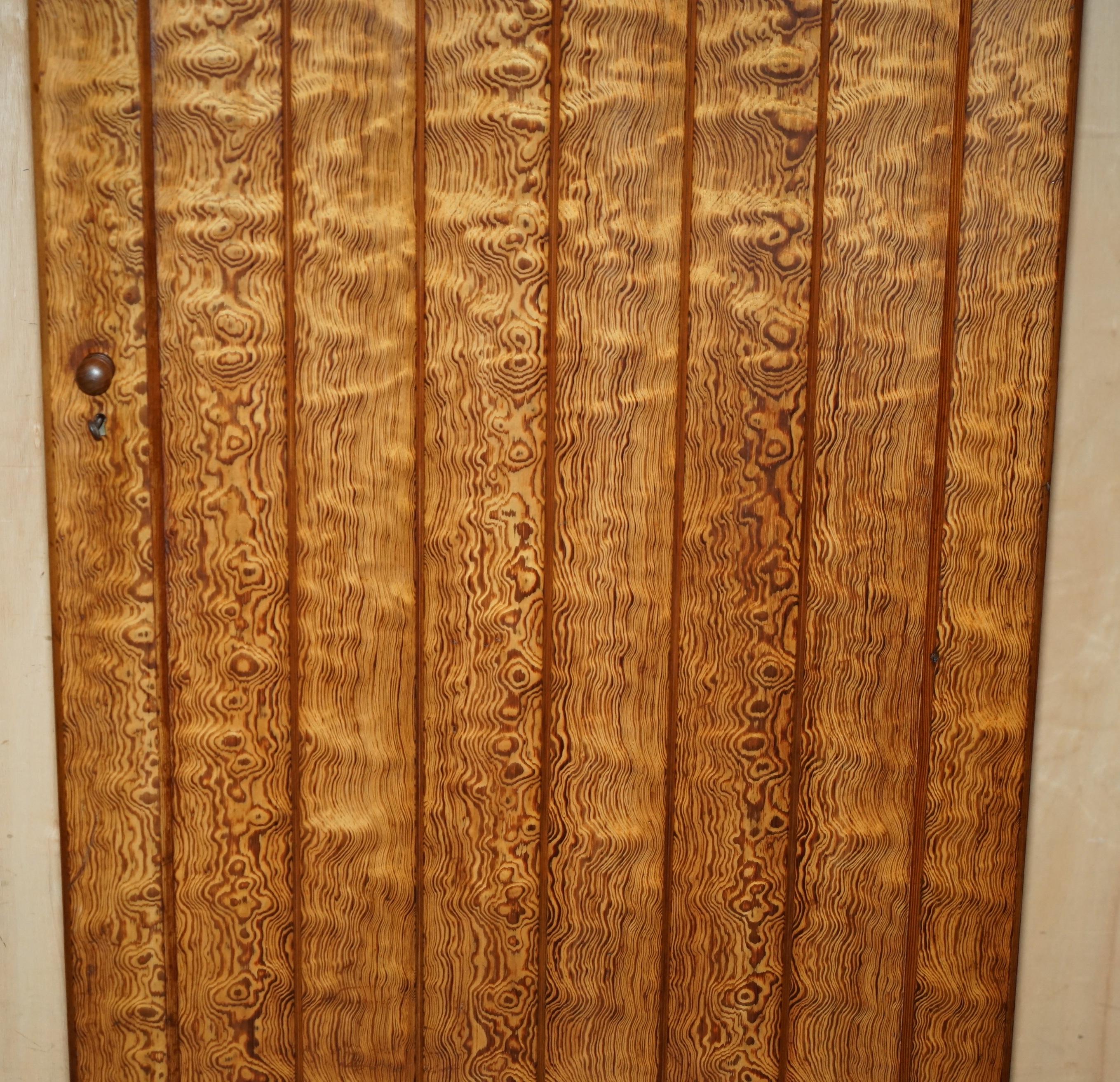 EXQUISITO ARMARIO DE ASEO DE ANTiQUE VICTORIANO HÚNGAR DE CENIZA RIZADA Hecho a mano en venta