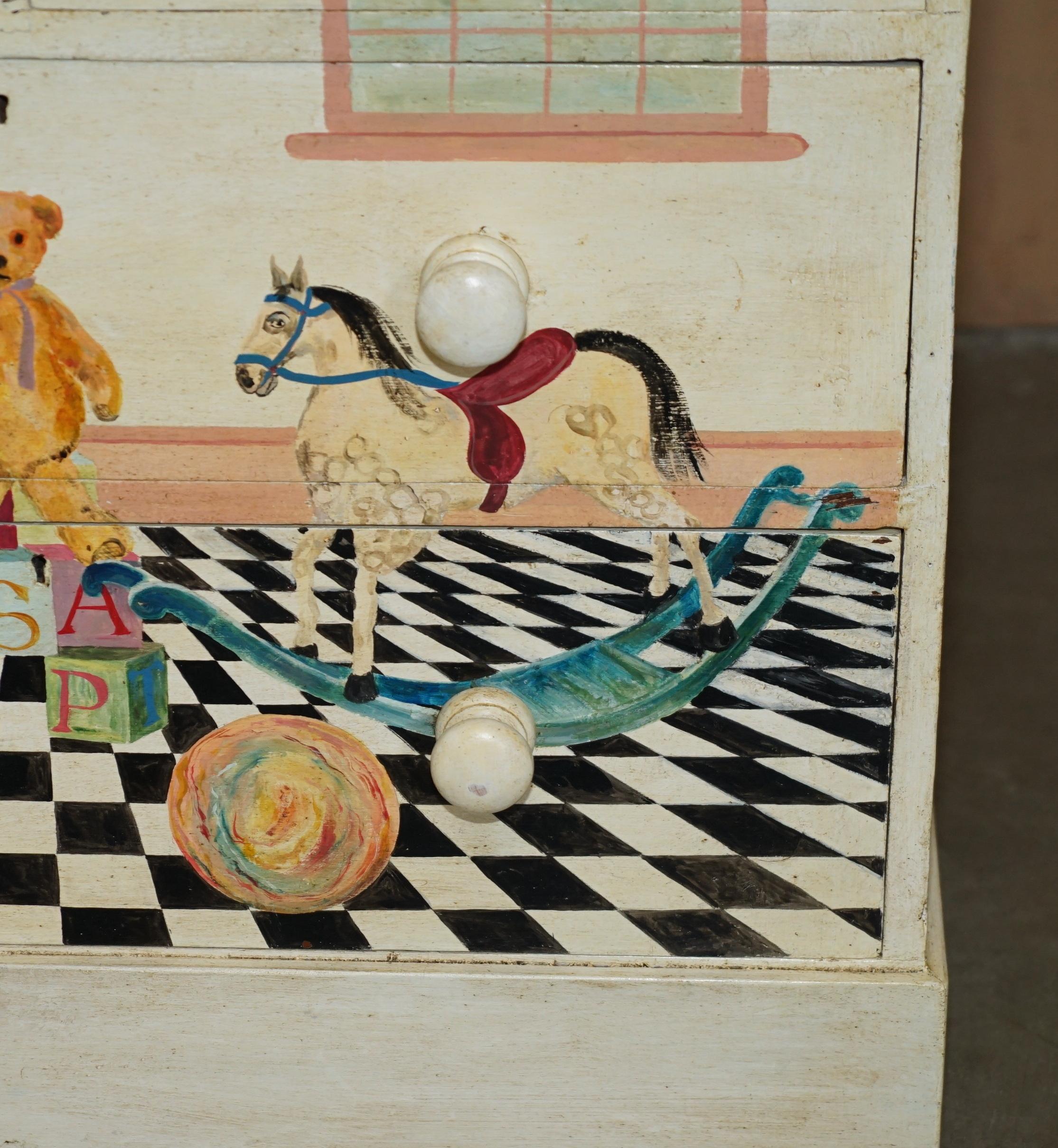 EXQUISITE ANTIQUE VICTORIAN PITCH PINE NURSERY HAND PAINTED CHEST OF DRAWERs For Sale 3