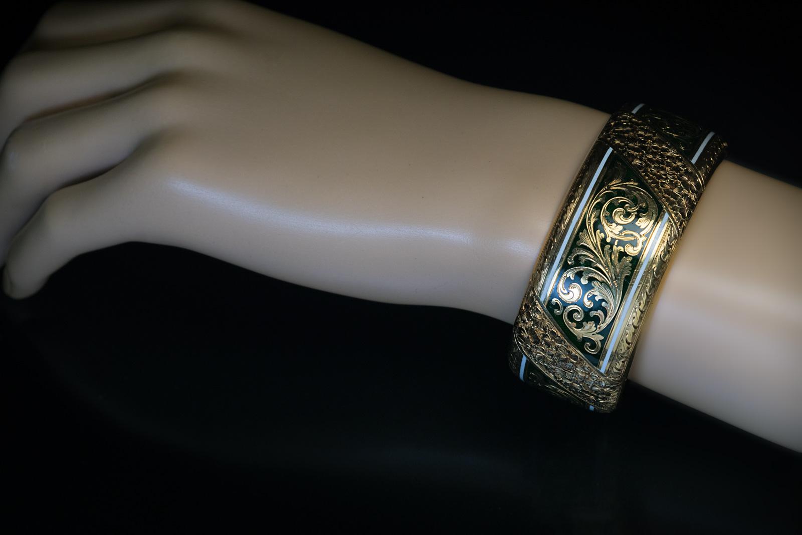 Exquisite Antique Victorian Two-Color Enamel Engraved Gold Cuff Bracelet In Excellent Condition In Chicago, IL
