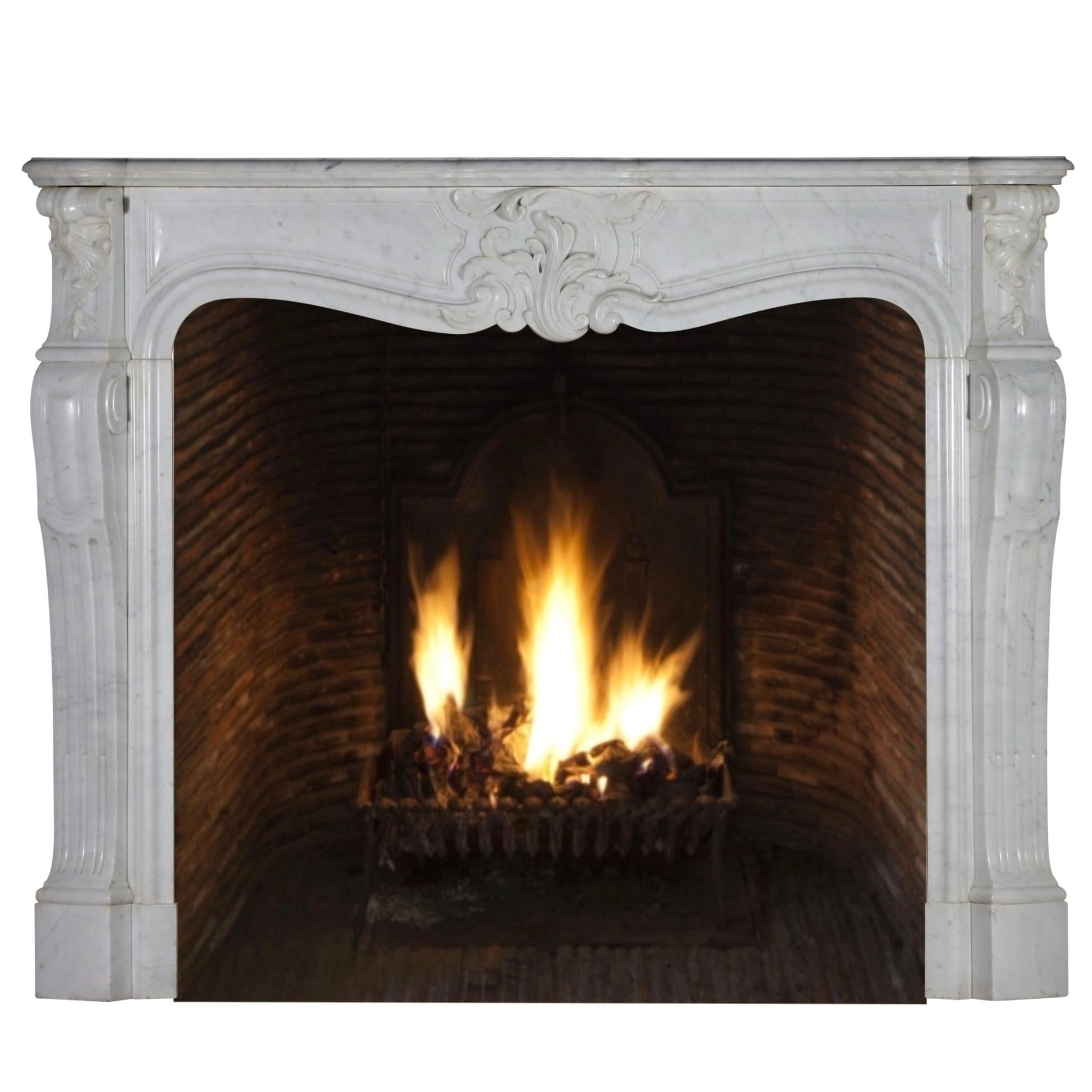 Exquisite 19th century period regency style fireplace surround reclaimed in the city of Ghent, Belgium. A classic French style mantle with deep side pieces. A real work of art; see the execution of the carving.
This chimney piece fits a square
