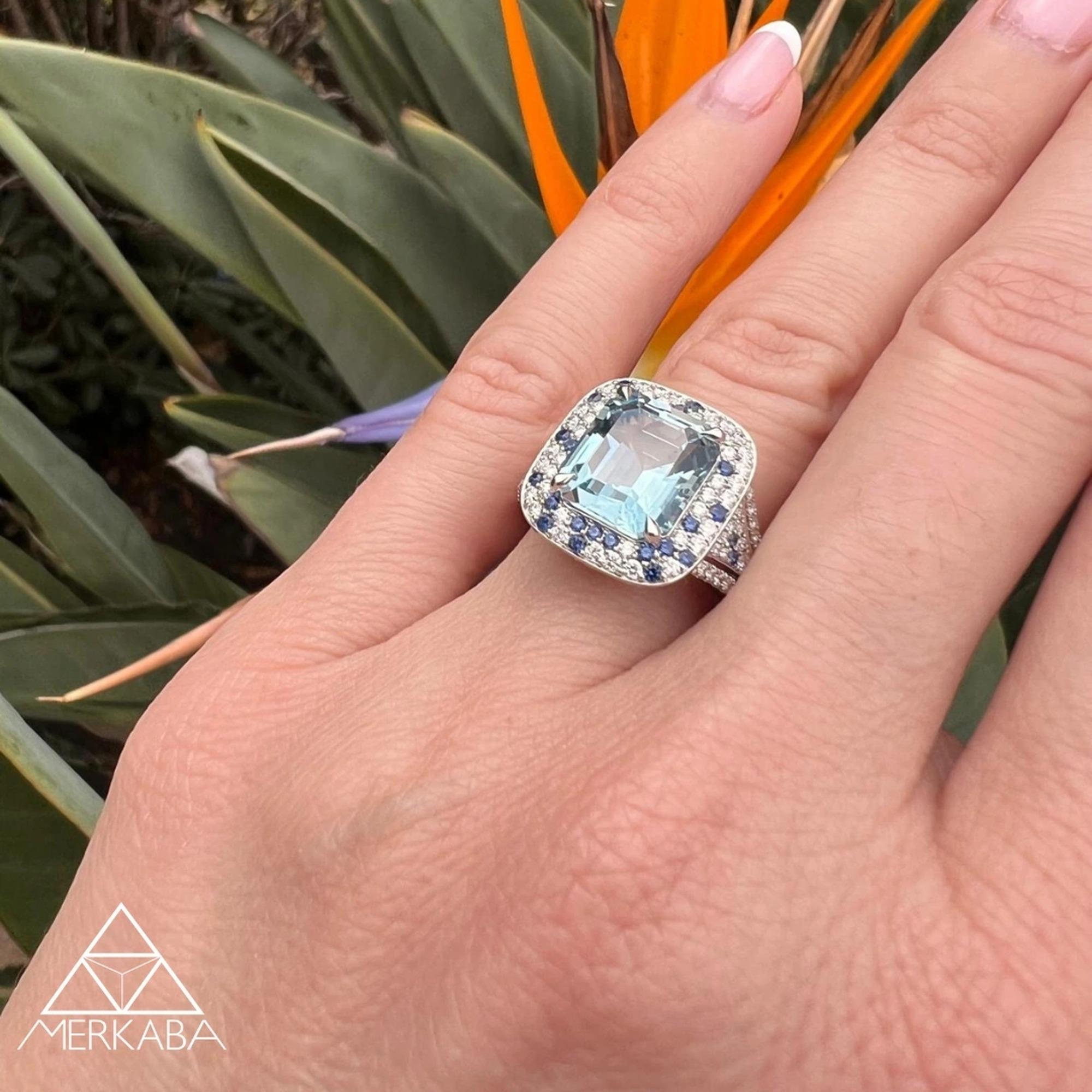 Moderno Squisito anello di acquamarina in platino - Regalo d'amore di lusso con diamanti e zaffiri in vendita