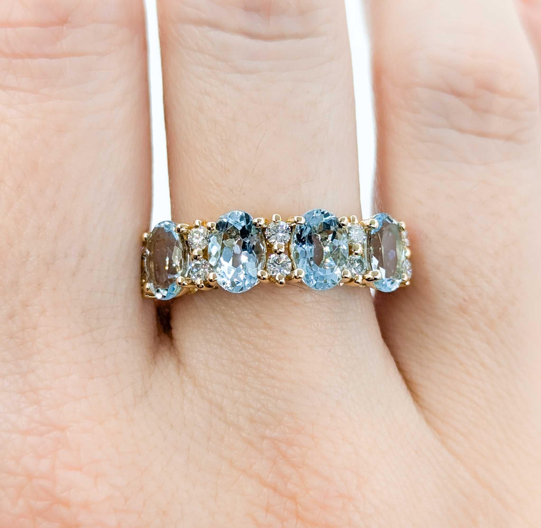 Squisito anello con acquamarina in oro giallo 14 carati

Ti presentiamo questo bellissimo anello fashion con pietre preziose, realizzato in oro giallo 14k. L'anello presenta un centrotavola di acquamarina da 2,88 carati con diamanti rotondi da .38