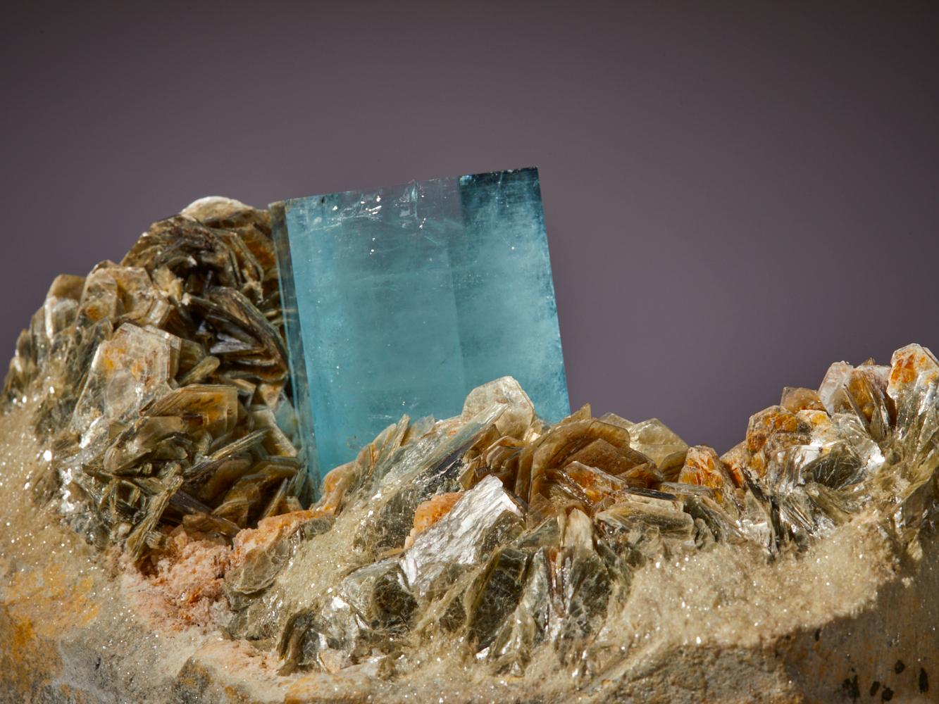 Squisita acquamarina con cristallo di muscovite e quarzo 5