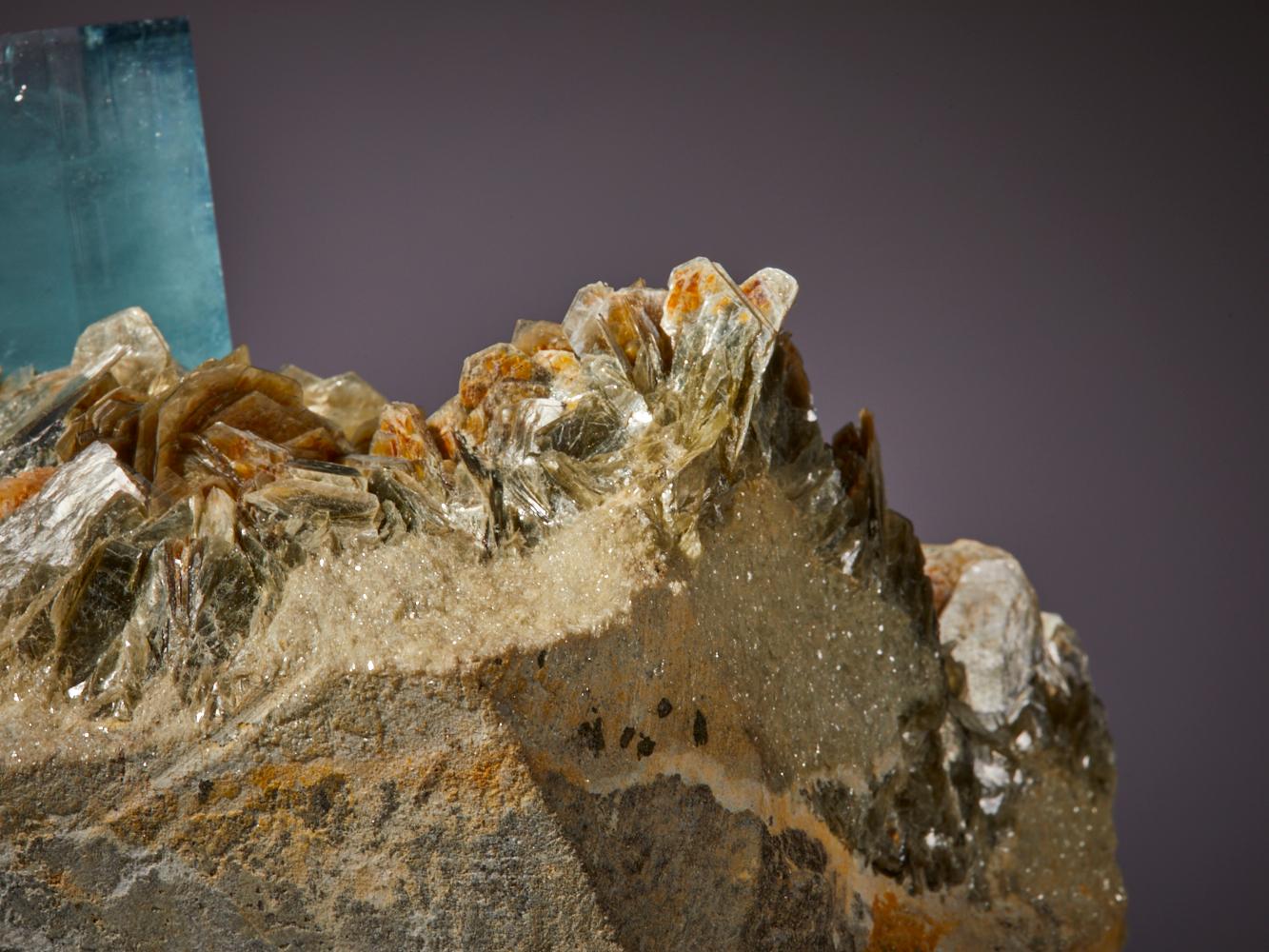 Squisita acquamarina con cristallo di muscovite e quarzo 6