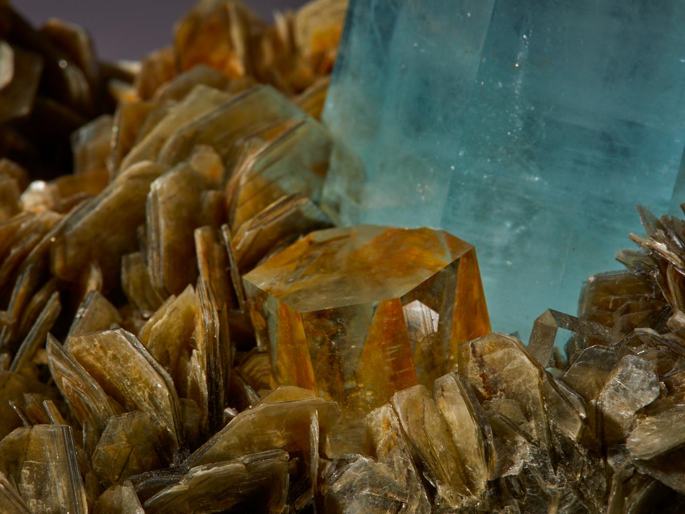 Squisita acquamarina con cristallo di muscovite e quarzo 7