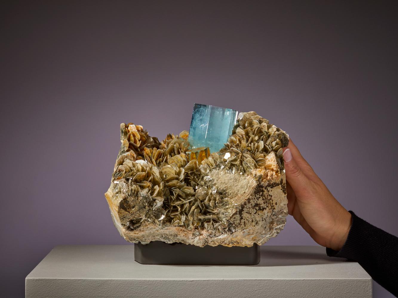 Squisita acquamarina con cristallo di muscovite e quarzo 9
