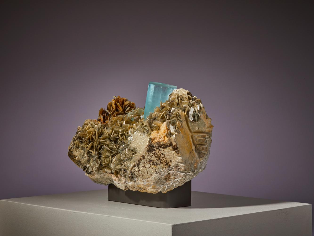 Squisita acquamarina con cristallo di muscovite e quarzo 12