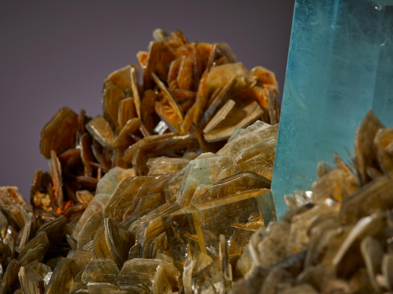 Cristallo Squisita acquamarina con cristallo di muscovite e quarzo