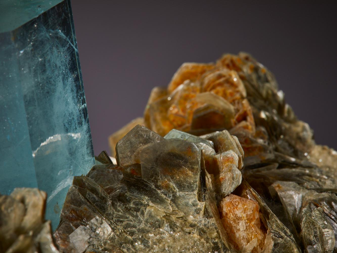 Squisita acquamarina con cristallo di muscovite e quarzo 2