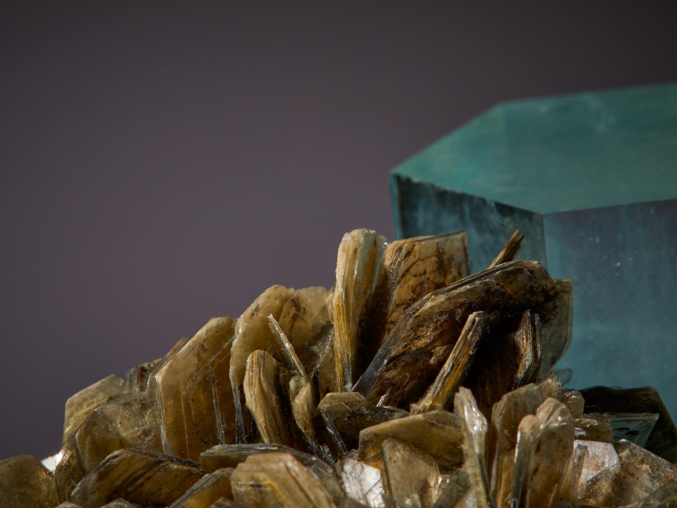 Squisita acquamarina con cristallo di muscovite e quarzo 3