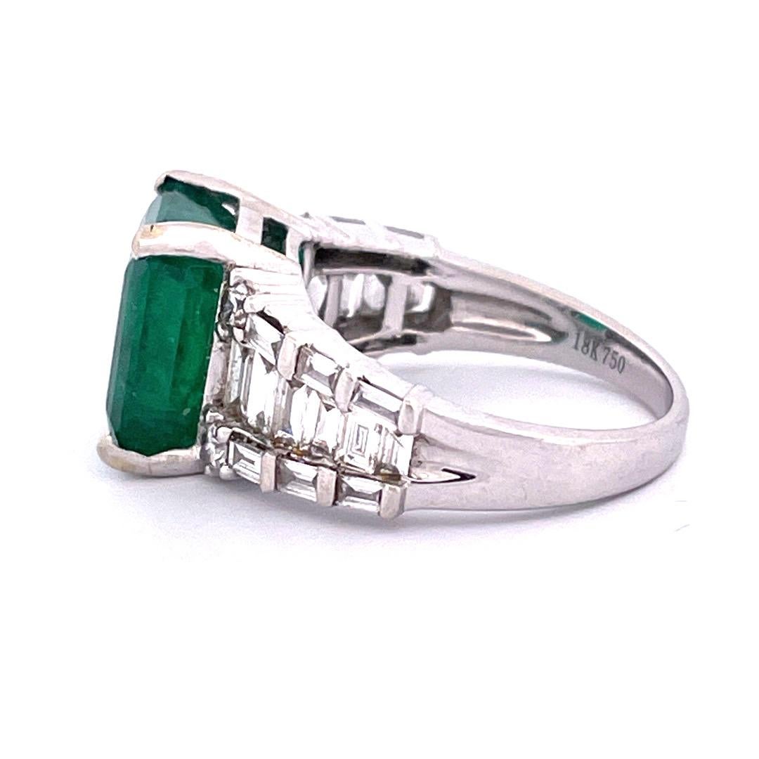Exquisite Art Deco 18k White Gold Emerald & Diamond Step Cut Ring In New Condition For Sale In New York, NY