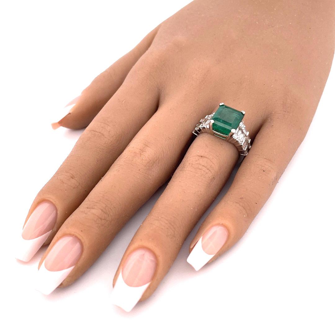 Women's or Men's Exquisite Art Deco 18k White Gold Emerald & Diamond Step Cut Ring For Sale