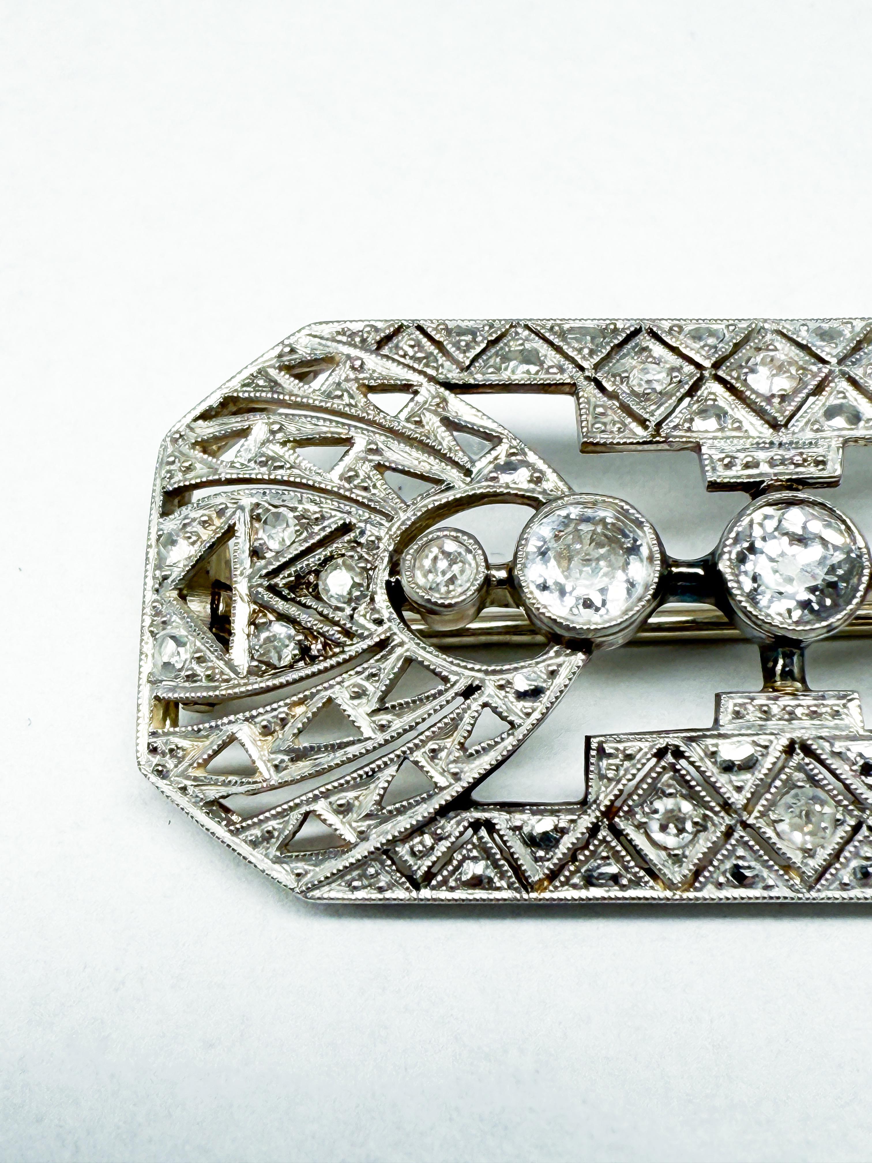 Exquise broche Art Déco en or blanc 14K avec diamants - Circa 1930

Cette broche exceptionnelle de l'époque Art déco (vers 1915-1935) allie une élégance intemporelle à un savoir-faire magistral. Réalisée en or blanc fin 14 carats et ornée de
