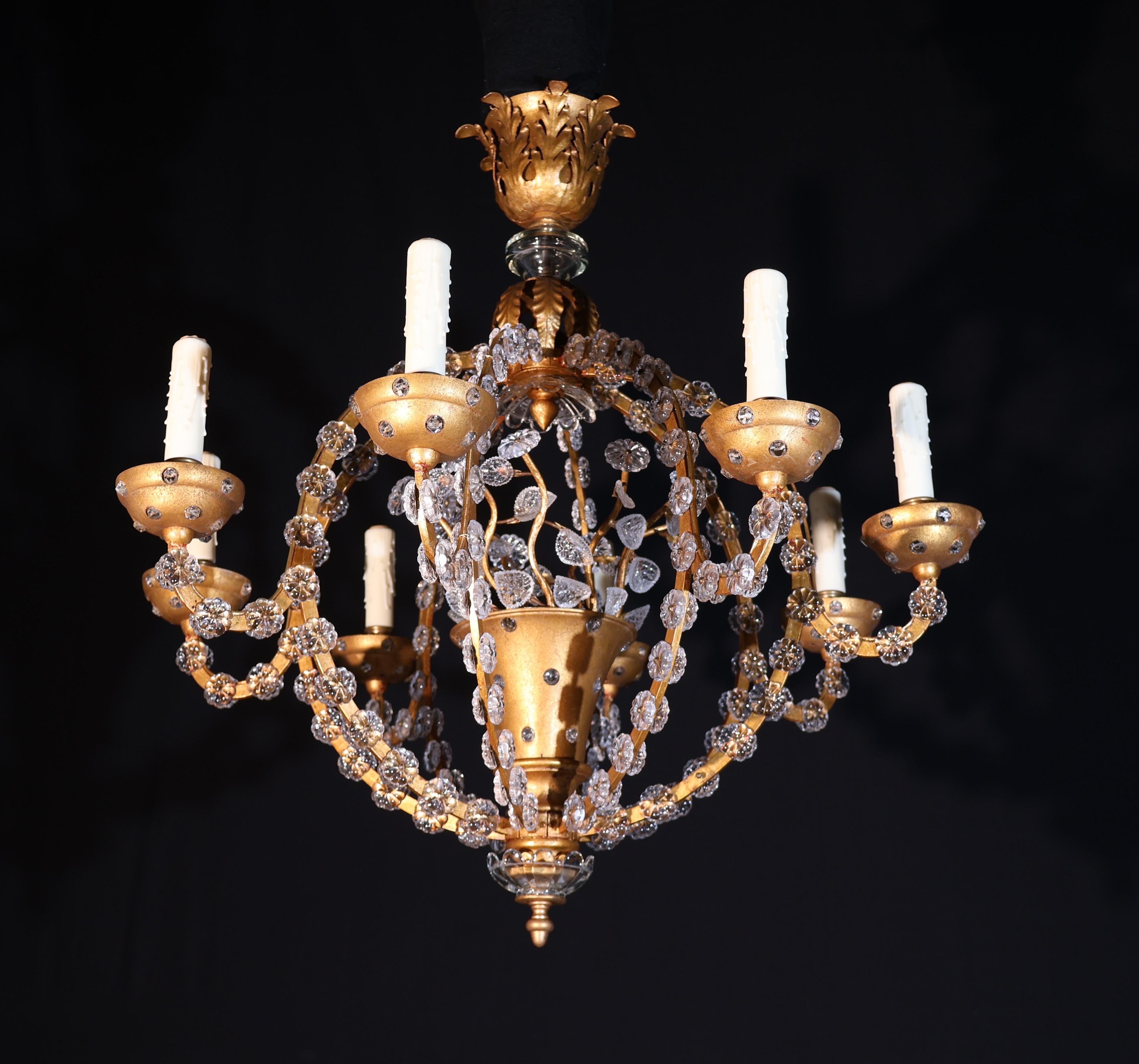 Un lampadario Art Deco molto fine ed elegante. Bronzo dorato e cristallo. 8 luci. 
Francia, circa 1930
Dimensioni: Altezza 29 1/2