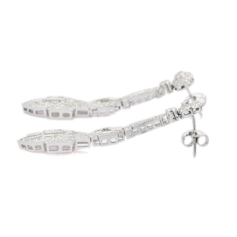 Squisiti orecchini Art Deco con diamanti pendenti in oro bianco 18 carati In condizioni Nuovo in vendita a New York, NY