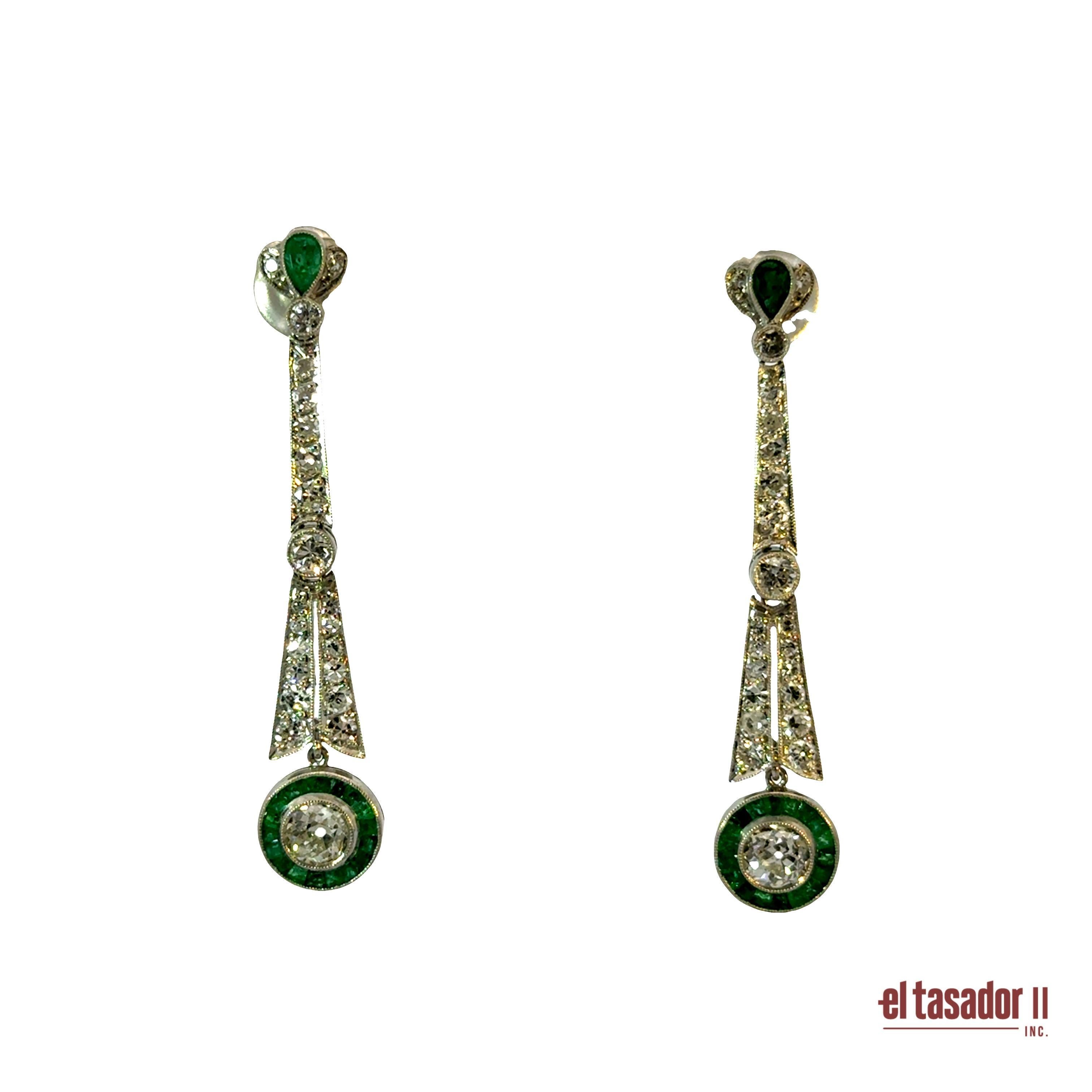 Exquisite Art Deco Tropfenohrringe mit Diamanten und Smaragden (Carréeschliff) im Angebot