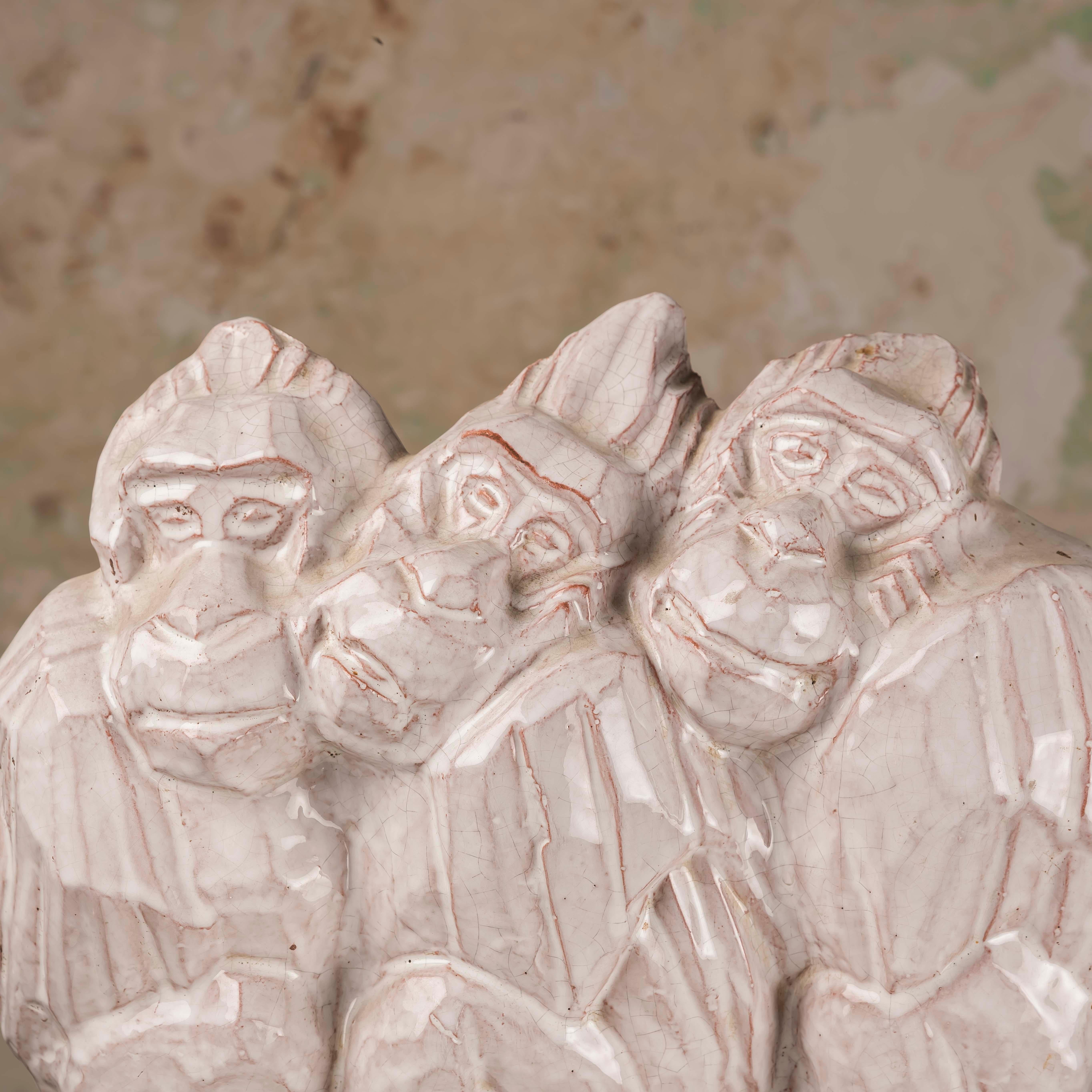 Diese exquisite, glasierte Craquelé-Keramikskulptur dreier Gorillas im Art-Déco-Stil ist ein wahrhaft einzigartiges und fesselndes Stück, das jede Sammlung oder jeden Wohnbereich bereichert. Die aufwendige Handwerkskunst und die Liebe zum Detail