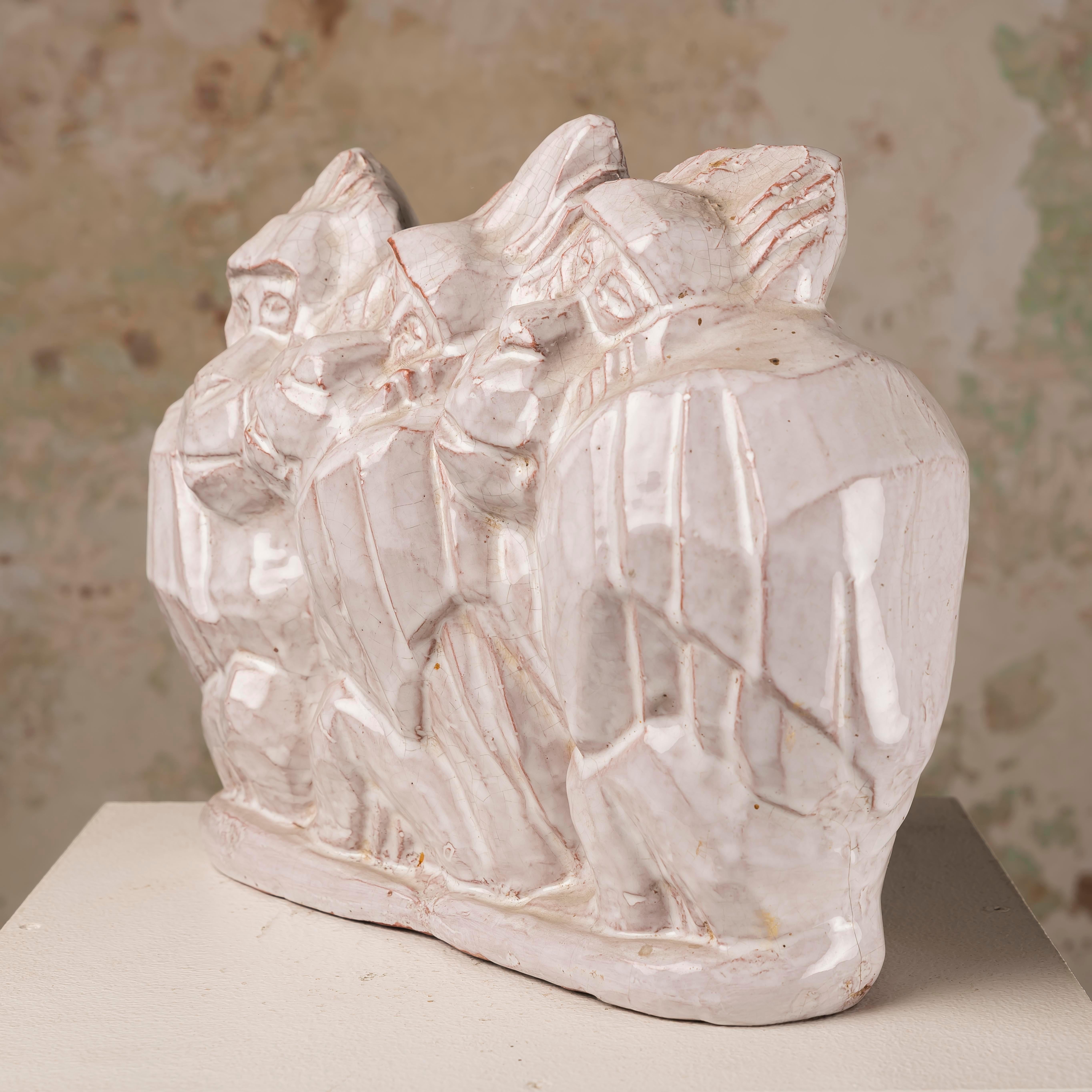 Exquisite Art Deco glasierte Craquelé-Keramik-Skulptur von drei Gorillas (Mitte des 20. Jahrhunderts) im Angebot