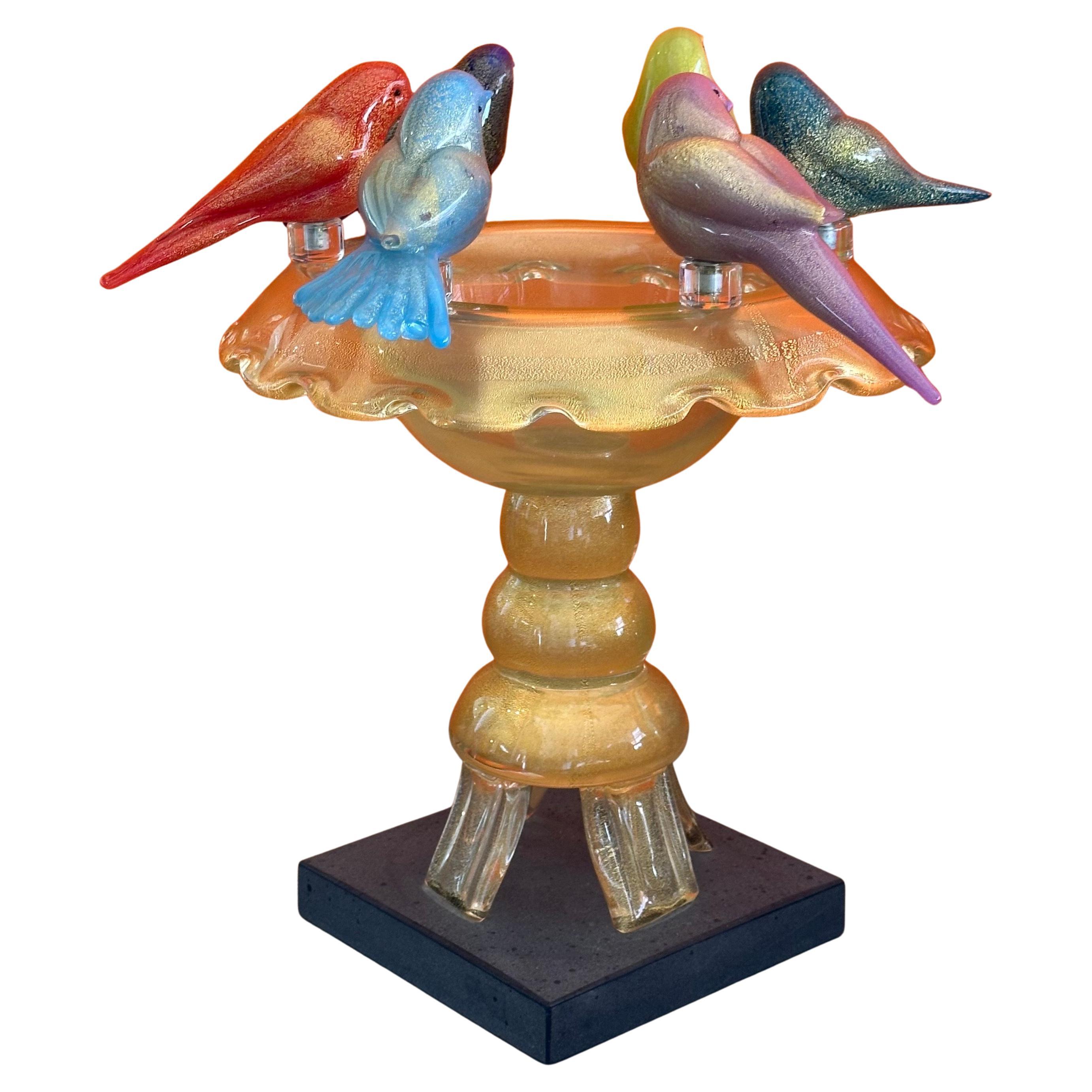 Squisita vasca per uccelli in vetro artistico su base di ardesia con sei uccelli in vetro artistico rimovibili di Walter Furlan per Murano Glass, circa 1960.  Questo pezzo di grandi dimensioni è molto difficile da trovare con sei uccelli.  I colori