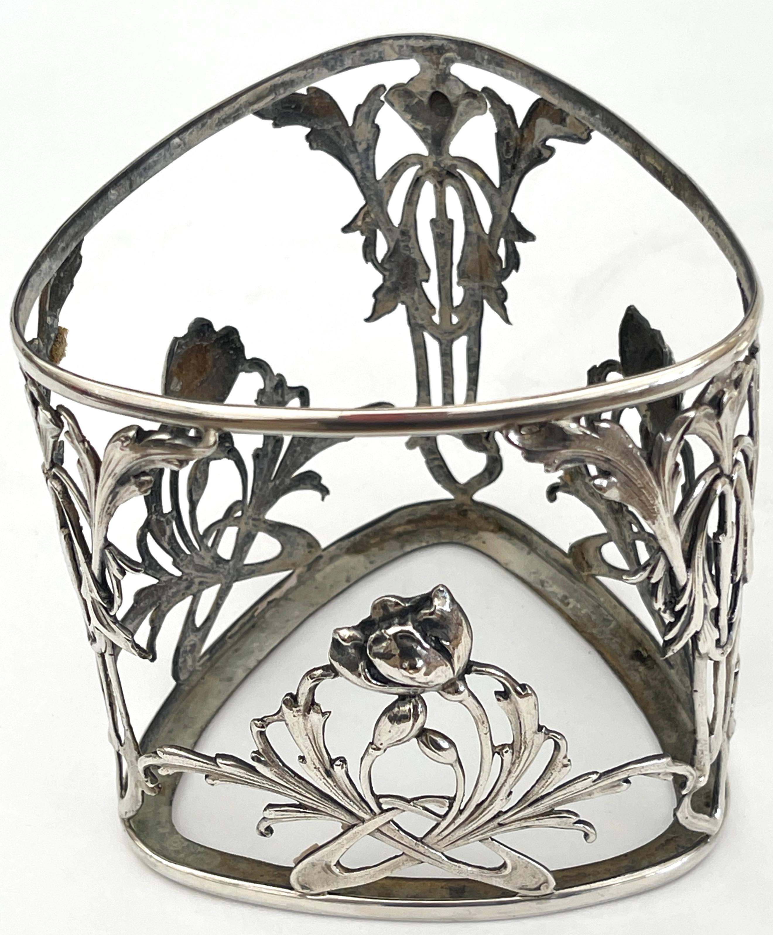 Exquise boîte triangulaire Art Nouveau en cristal monté sur argent sterling en vente 7