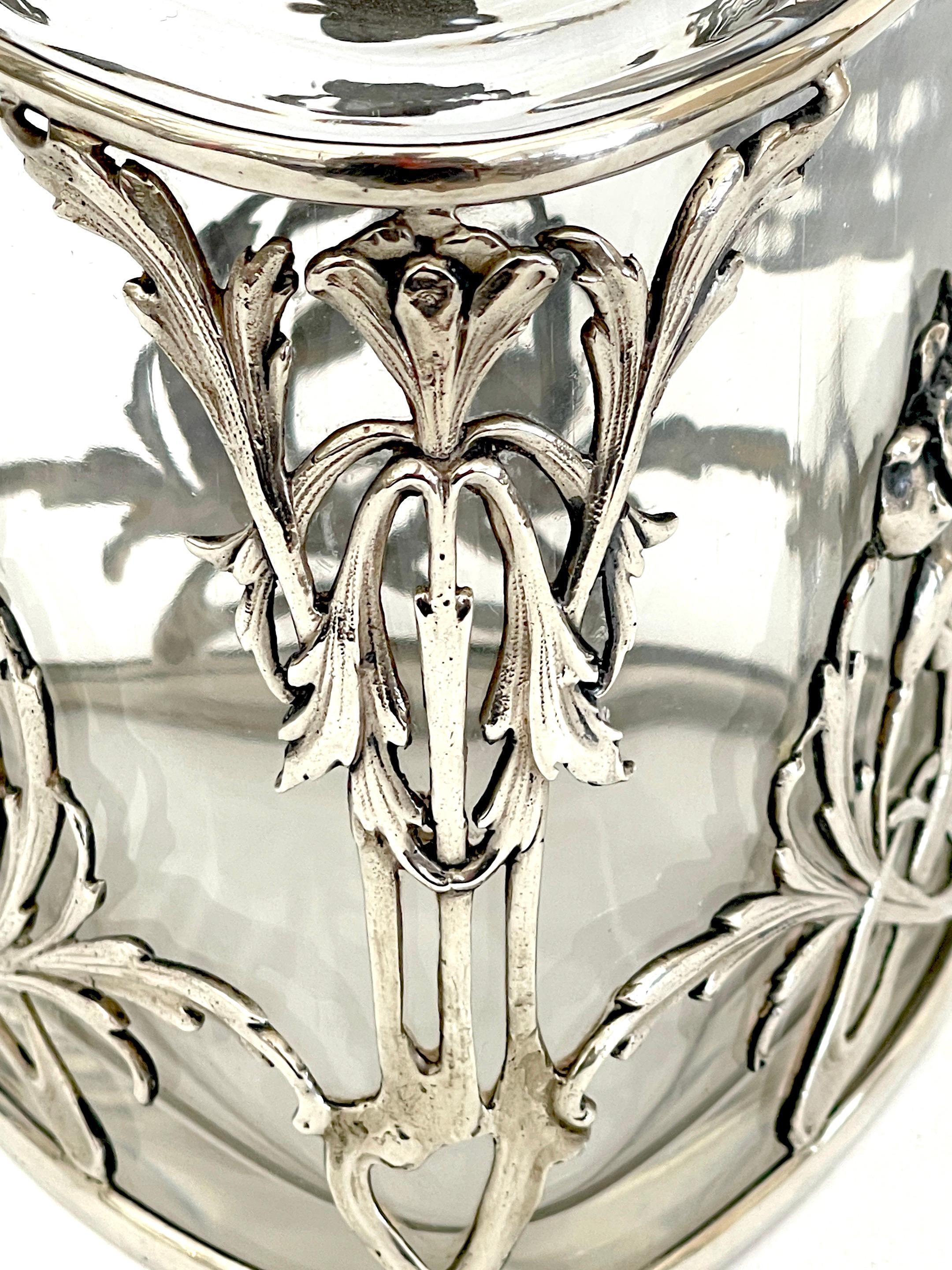 Exquise boîte triangulaire Art Nouveau en cristal monté sur argent sterling en vente 1