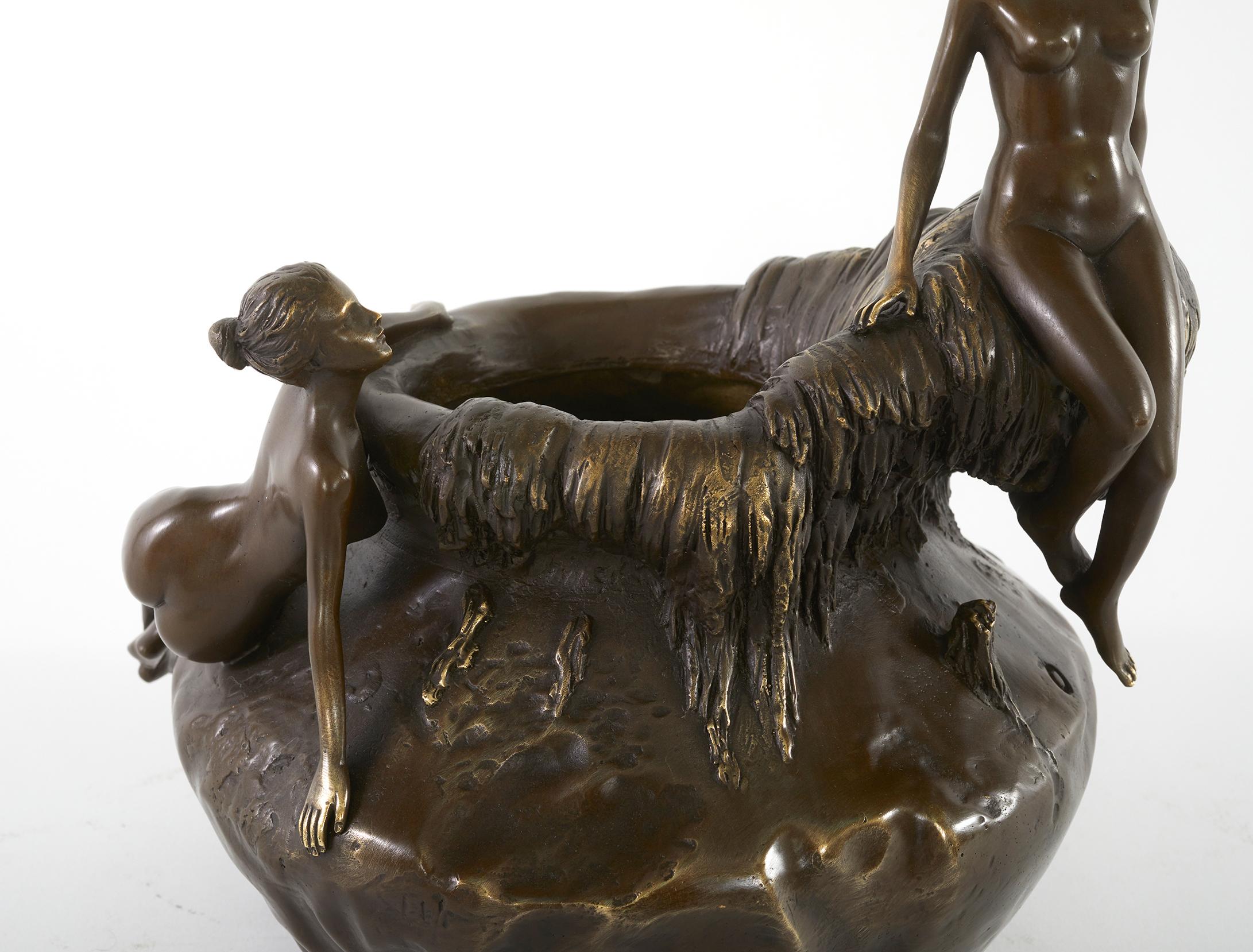 Exquisiter Bronzestück / Vase im Art nouveau-Stil (Französisch) im Angebot