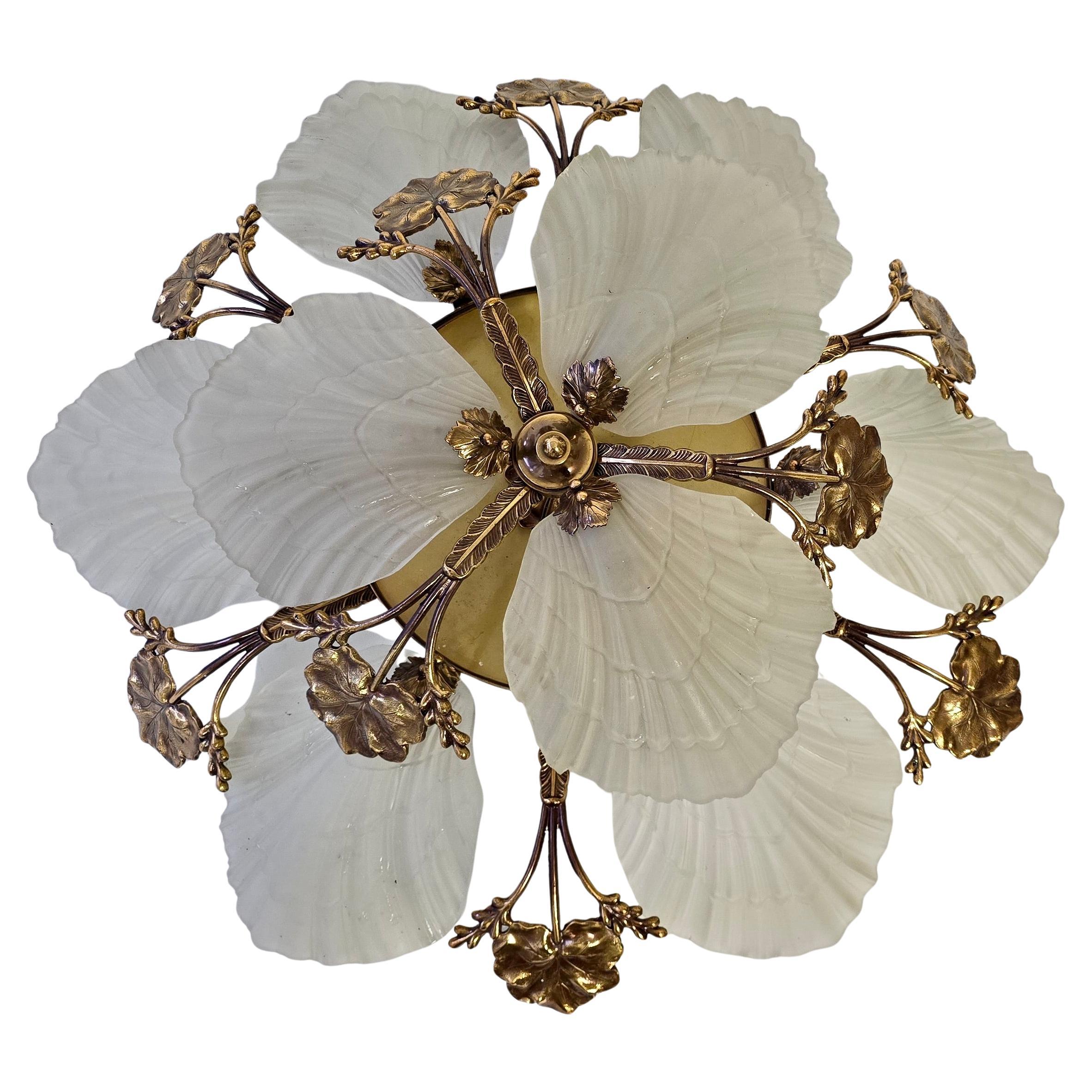 Grande y exquisito Art Nouveau  empotrable o plafón con pantallas de bronce y cristal grabado.

Aporta una elegancia atemporal a tu interior con esta hermosa lámpara de techo Art Nouveau, una obra maestra de refinada artesanía y materiales de alta