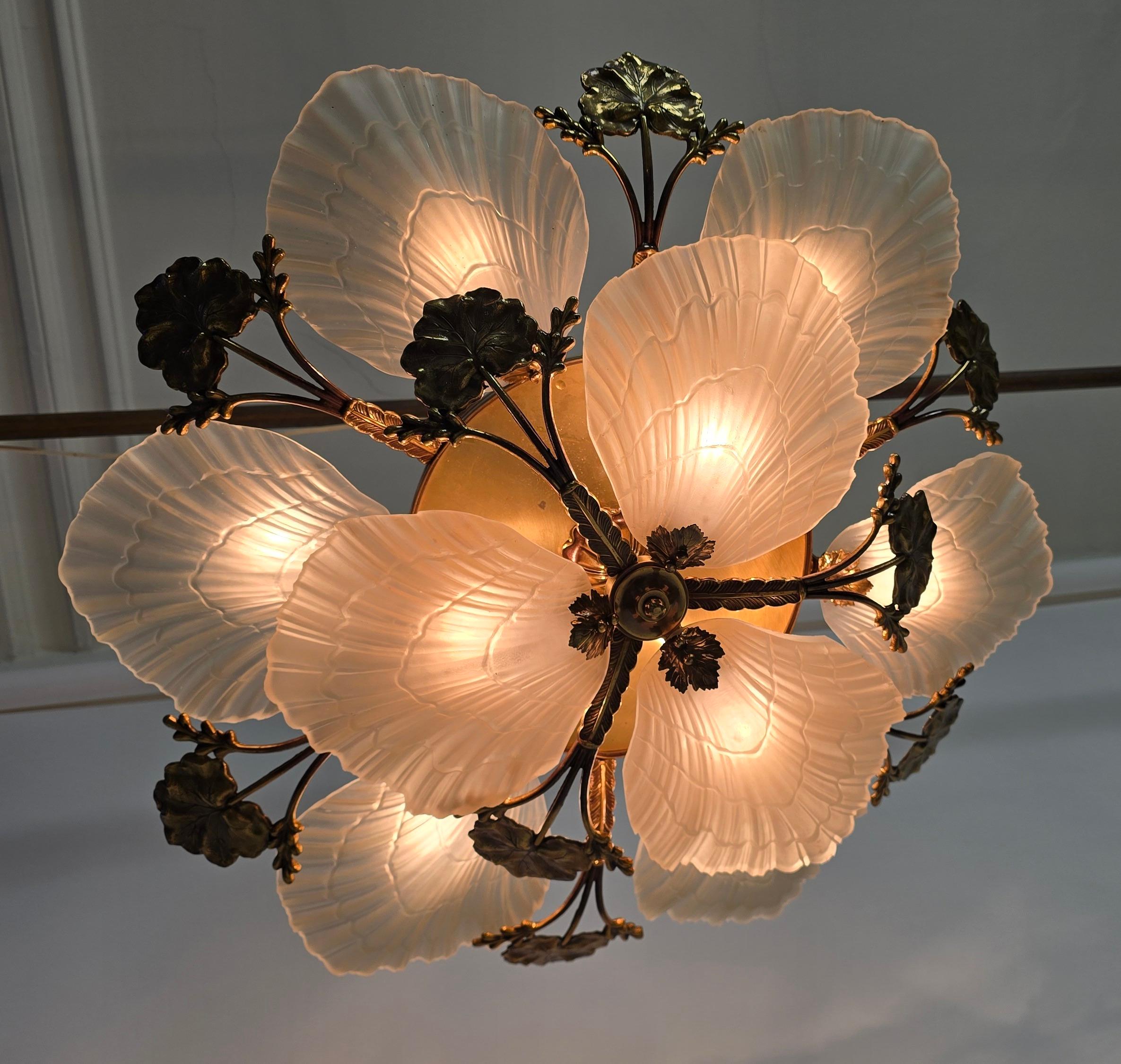Exquisita lámpara empotrada de estilo Art Nouveau con pantallas de bronce y cristal grabado en Bueno estado para la venta en Antwerp, BE