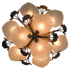 Exquisita lámpara empotrada de estilo Art Nouveau con pantallas de bronce y cristal grabado