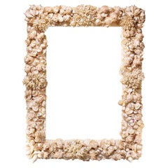 Exquisito espejo artesanal con conchas marinas y coral aplicados, años 70