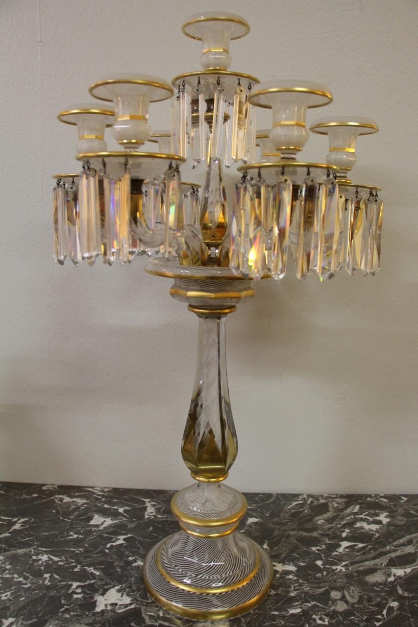 Exquis candélabre en cristal Baccarat à sept feux, filet doré et inclusion de latticini torsadés blancs dans le pied, colonne, branches, bobèches et binets ; seul un binet est cassé et récupéré ; Baccarat vers 1850, superbe qualité, grande taille,