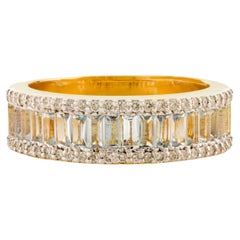 Exquise bague d'éternité en or jaune 14 carats avec topaze bleue taille baguette et diamants