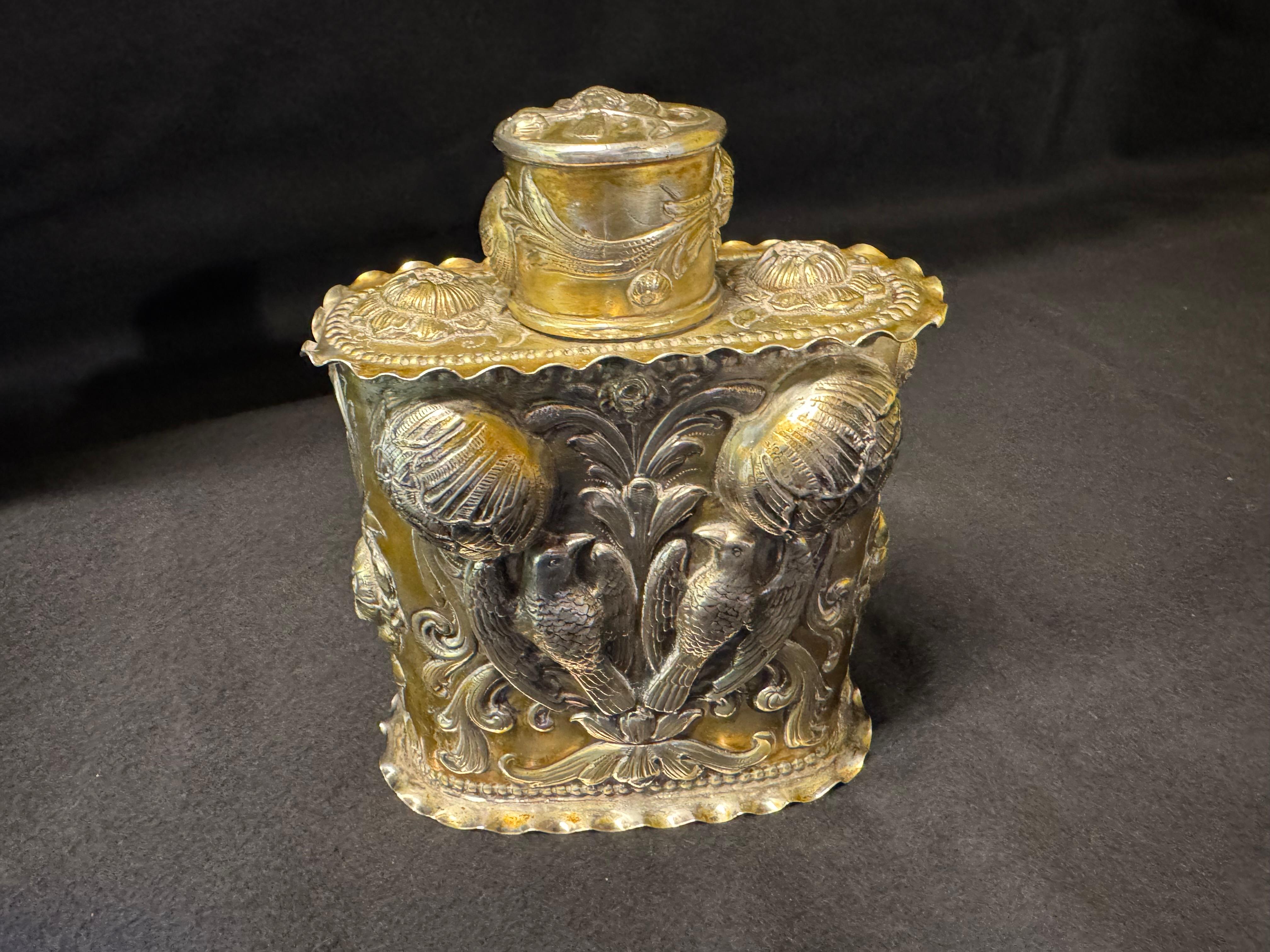 Exquise boîte à thé en argent de style baroque - Simon Rosenau, Bad Kissingen (vers 1900)
Un rare chef-d'œuvre allemand d'un orfèvre renommé

Il s'agit d'une boîte à thé en argent d'une qualité remarquable, fabriquée par le célèbre orfèvre allemand