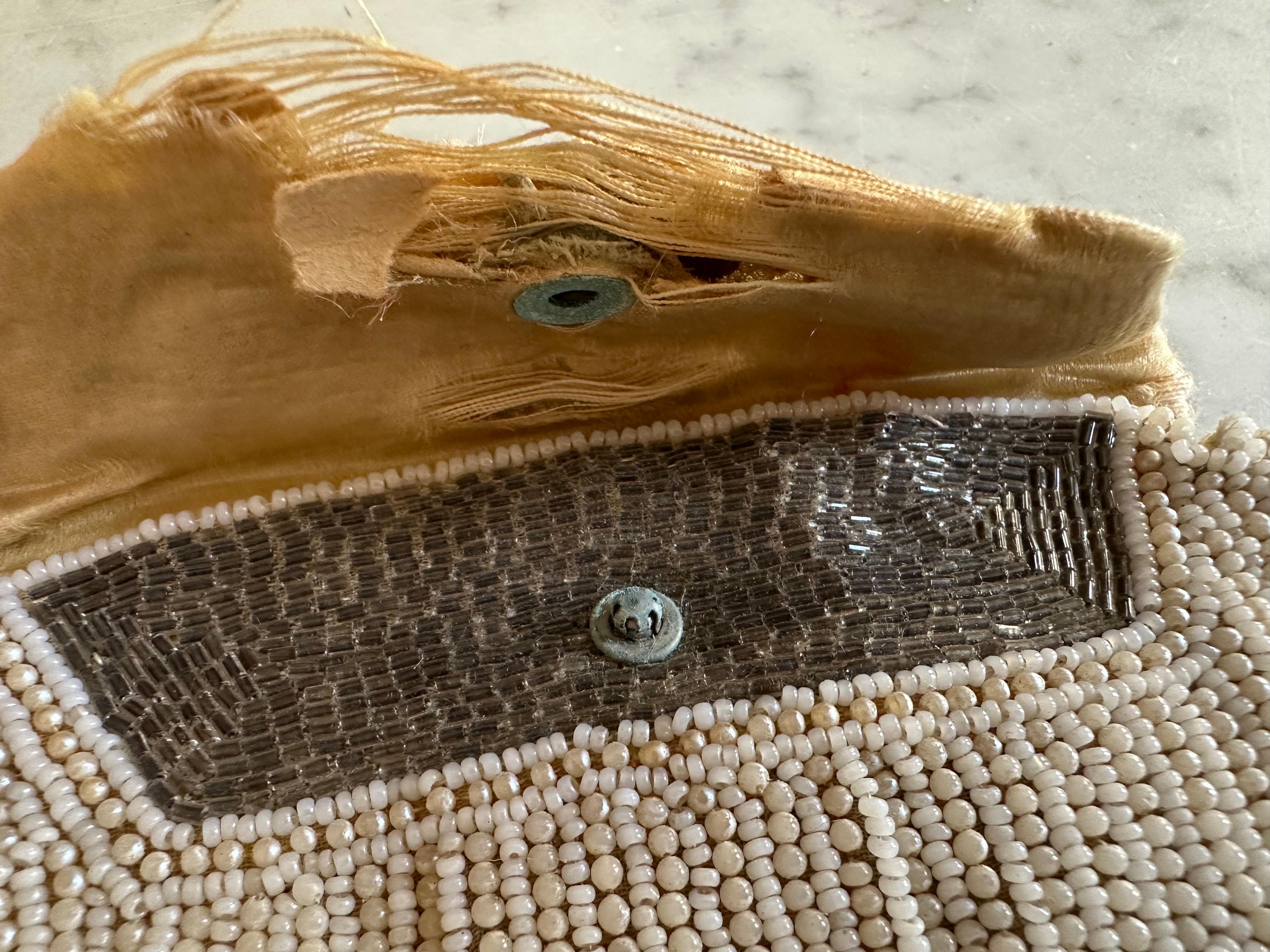 Ensemble de sacs en perles exquis - Pochette à cordon du 19e siècle et pochette Art déco en vente 4