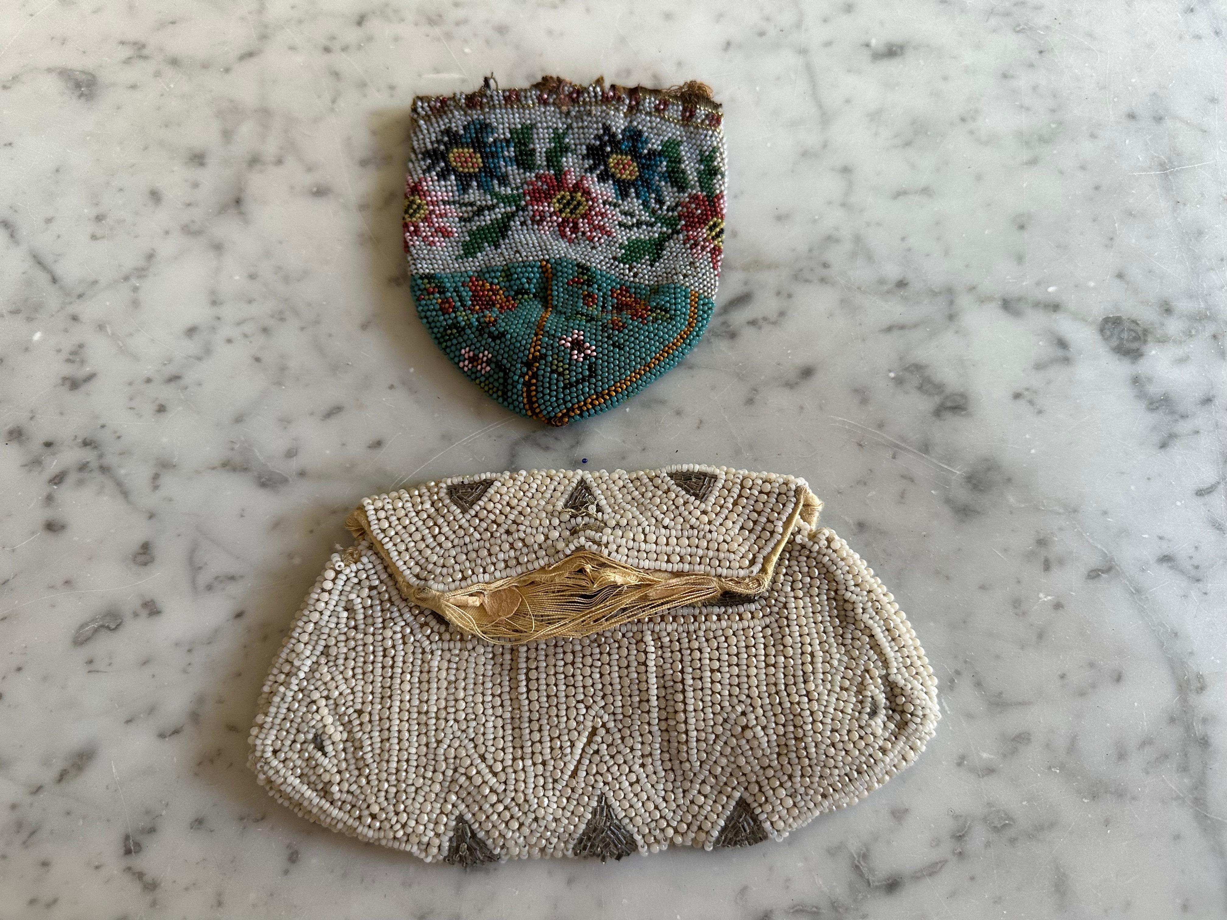 Ce charmant ensemble d'accessoires anciens en perles comprend une pochette à cordon du XIXe siècle et un petit sac de soirée Art déco, tous deux mettant en valeur le savoir-faire raffiné de la broderie perlée historique. La pochette la plus ancienne