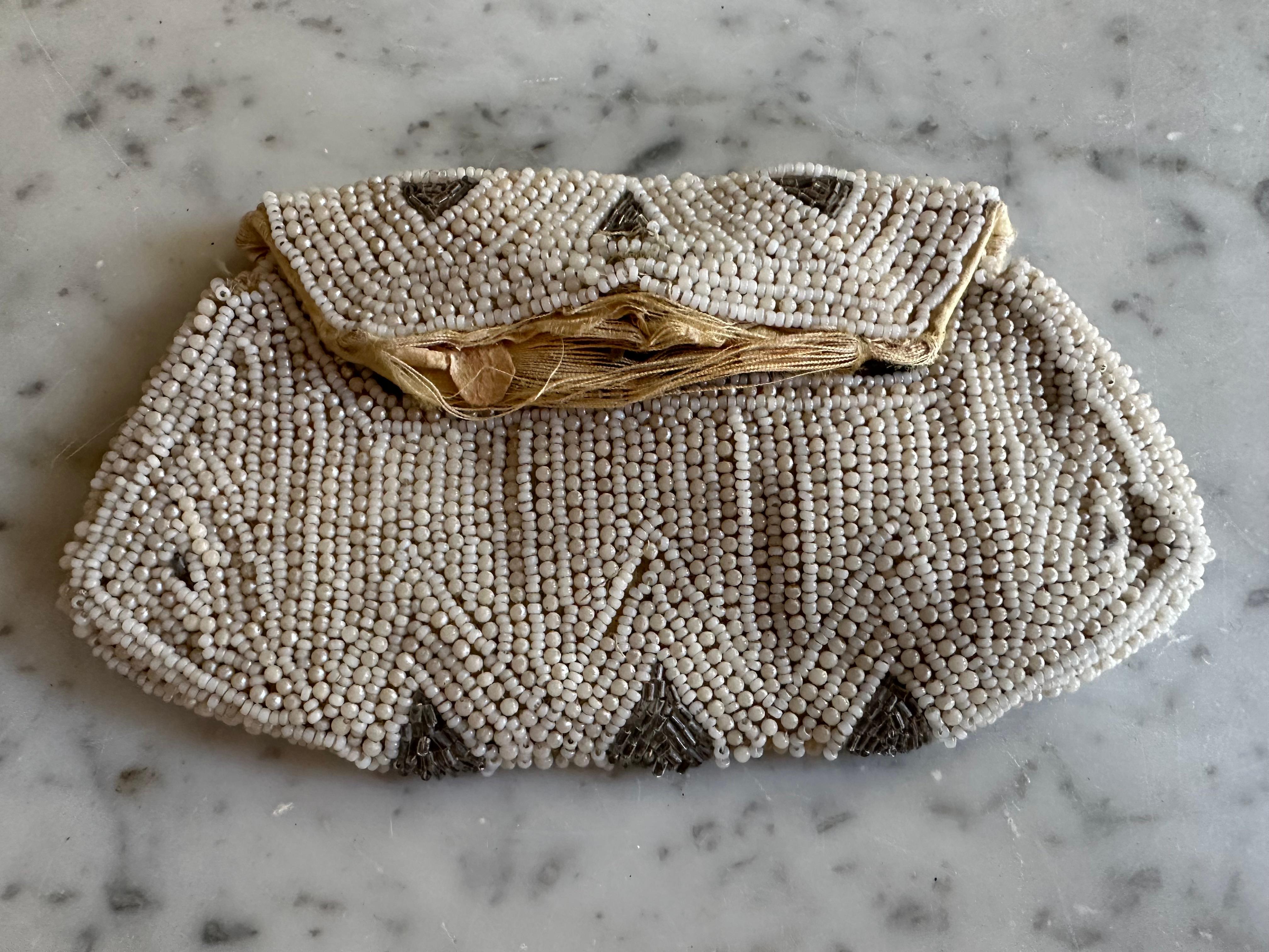 Ensemble de sacs en perles exquis - Pochette à cordon du 19e siècle et pochette Art déco en vente 3
