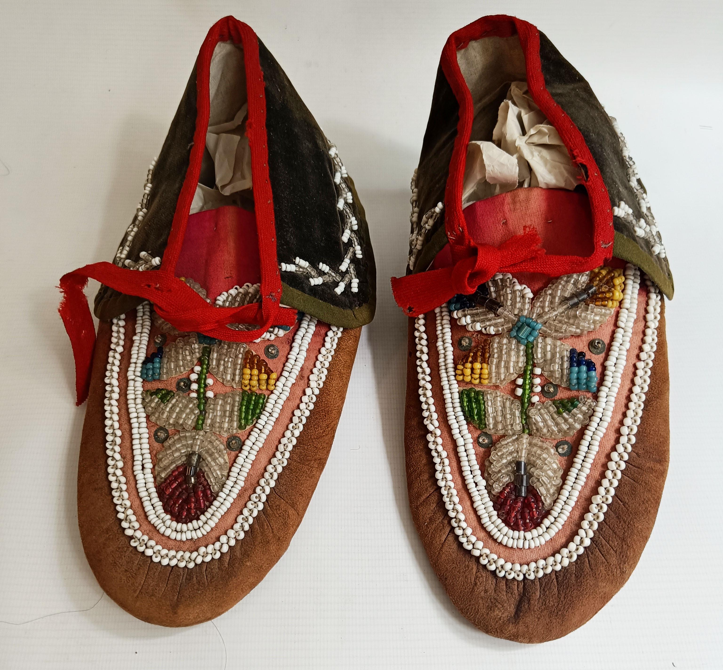 Exquisite Perlenmokassins für Kinder oder Frauen - Iroquois (amerikanisch) im Angebot