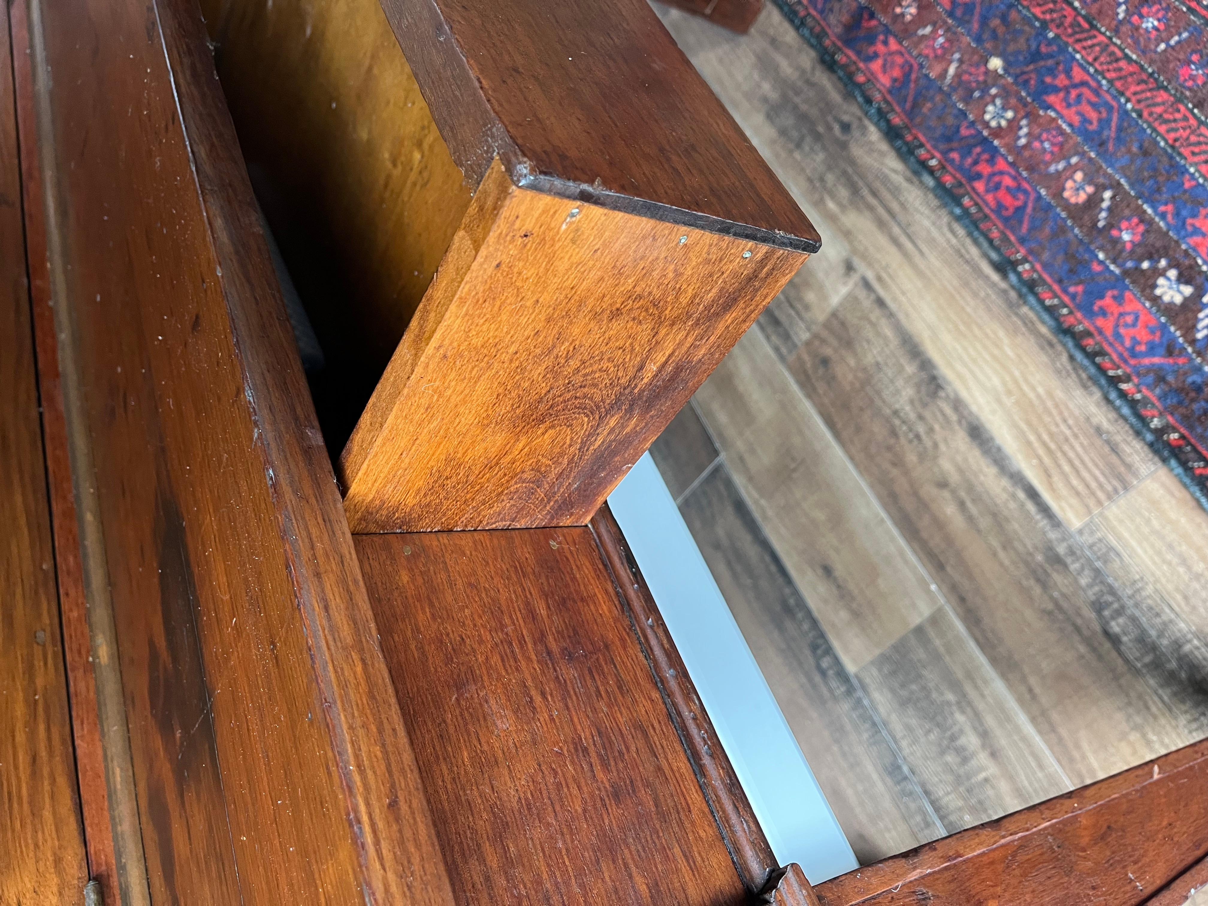 Exquisito Escritorio Antiguo de Sobremesa con Cristal Soplado a Mano Original en venta 8