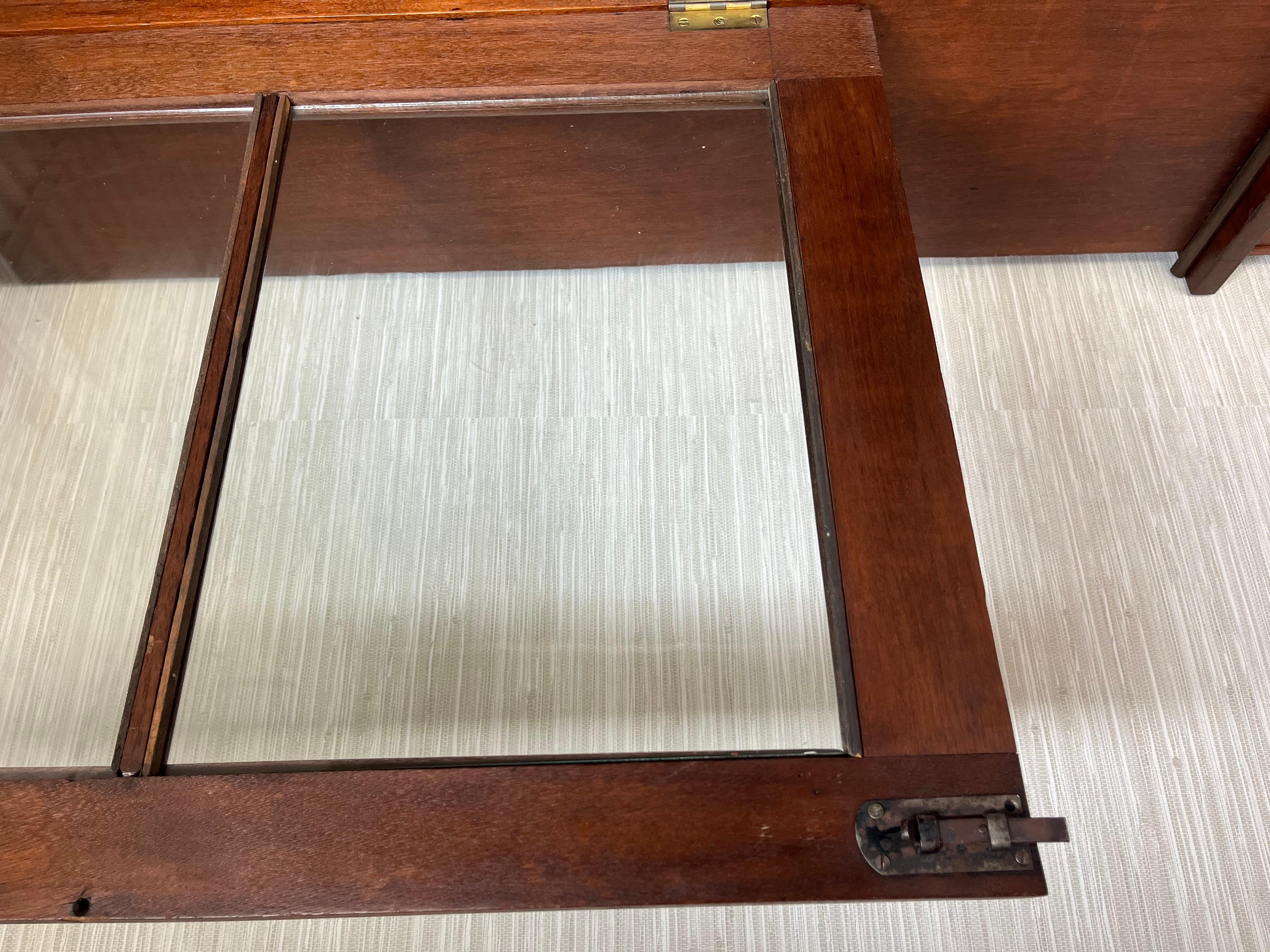 Exquisito Escritorio Antiguo de Sobremesa con Cristal Soplado a Mano Original en venta 9