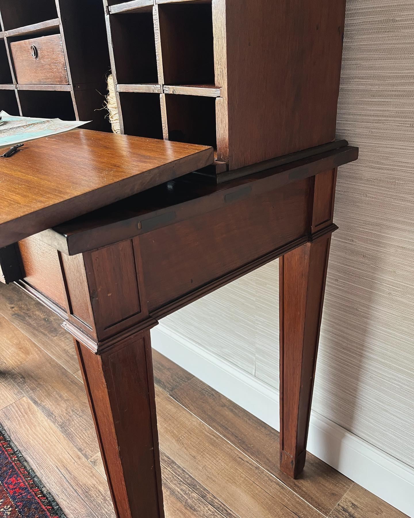 Exquisito Escritorio Antiguo de Sobremesa con Cristal Soplado a Mano Original siglo XIX en venta