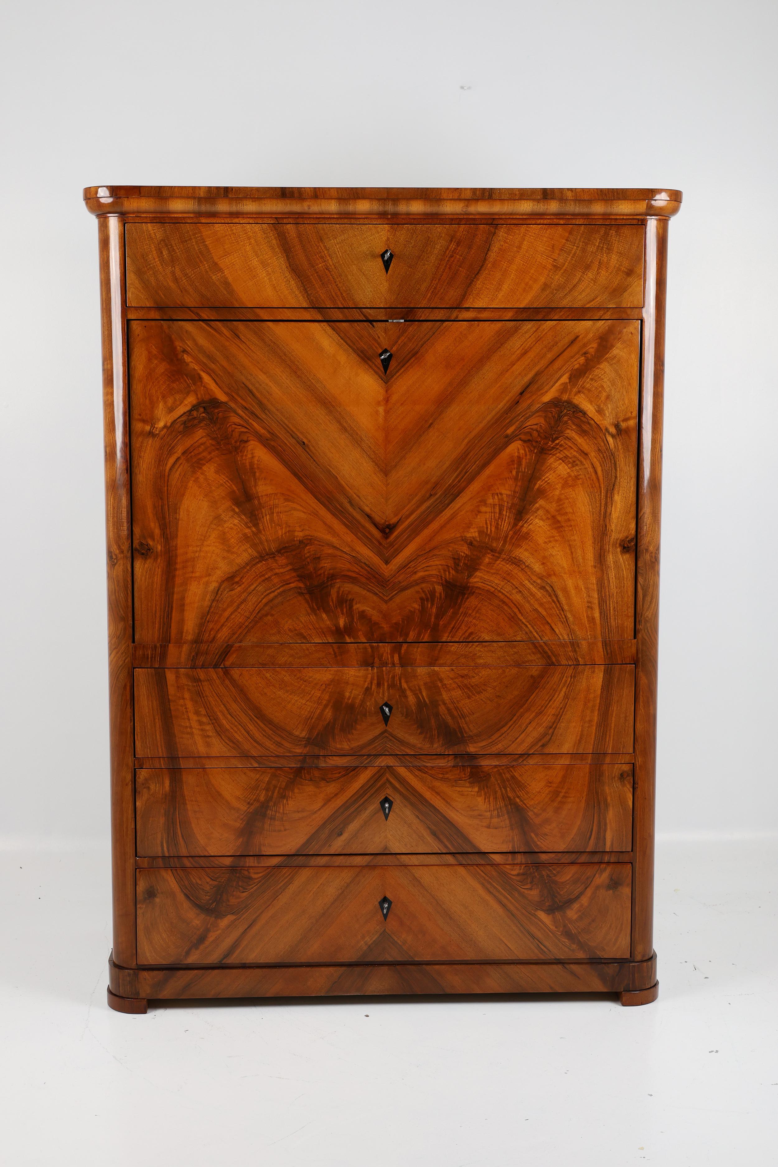 Exquisiter Biedermeier-Sekretär, Deutschland, ca. 1825-1830

Dieser außergewöhnliche Biedermeier-Sekretär, der zwischen 1825 und 1830 in Deutschland hergestellt wurde, verkörpert die Eleganz und Raffinesse dieser Epoche. Das Stück zeigt die